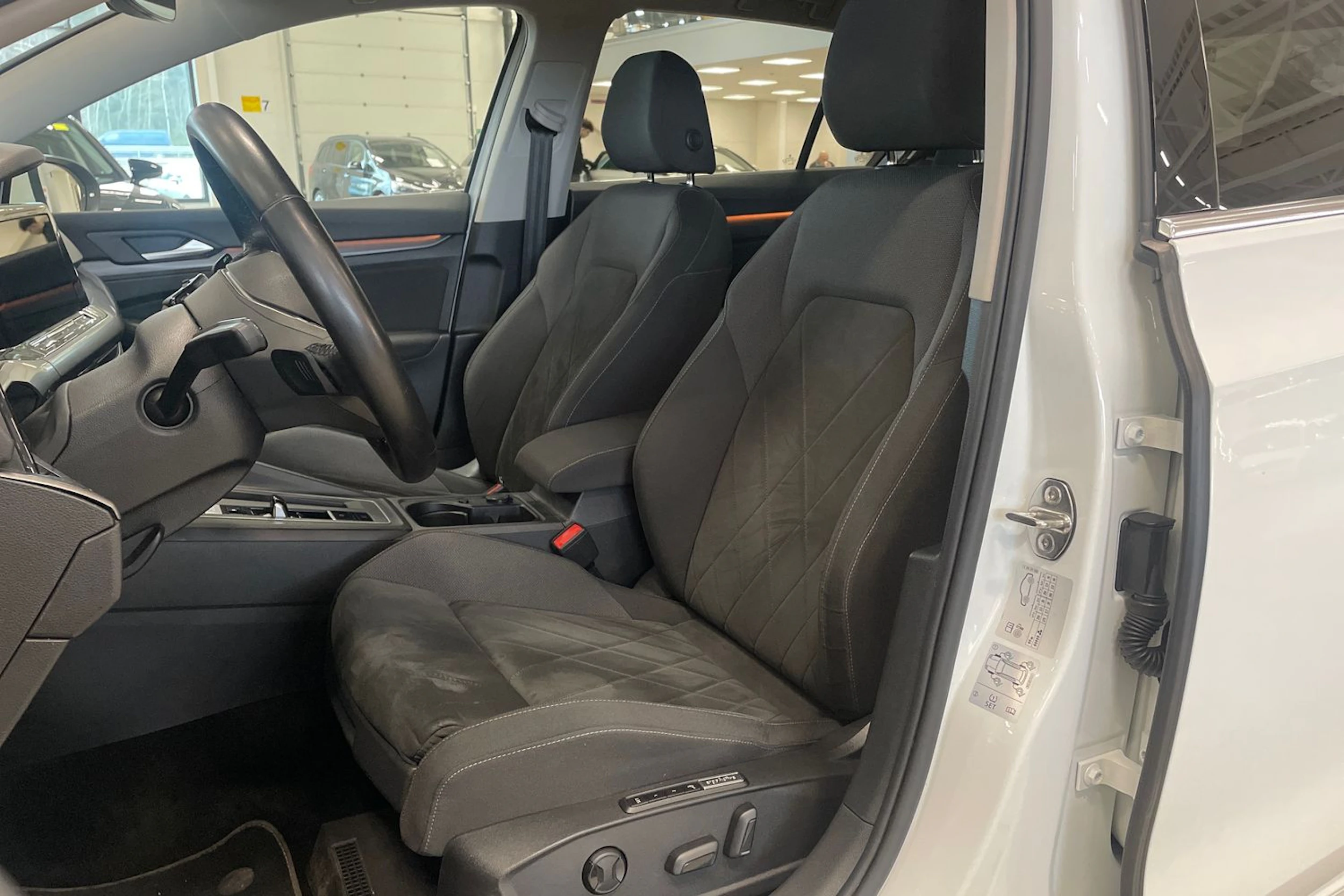 valkoinen Volkswagen Golf 2020 kuva 11.