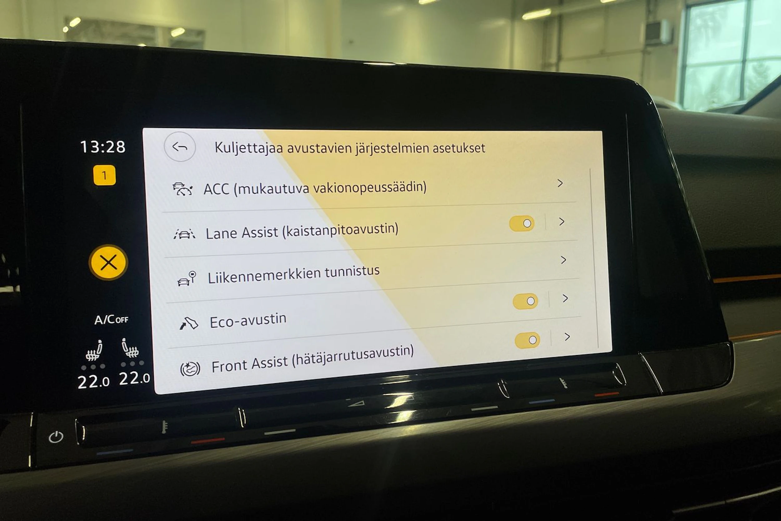 valkoinen Volkswagen Golf 2020 kuva 22.