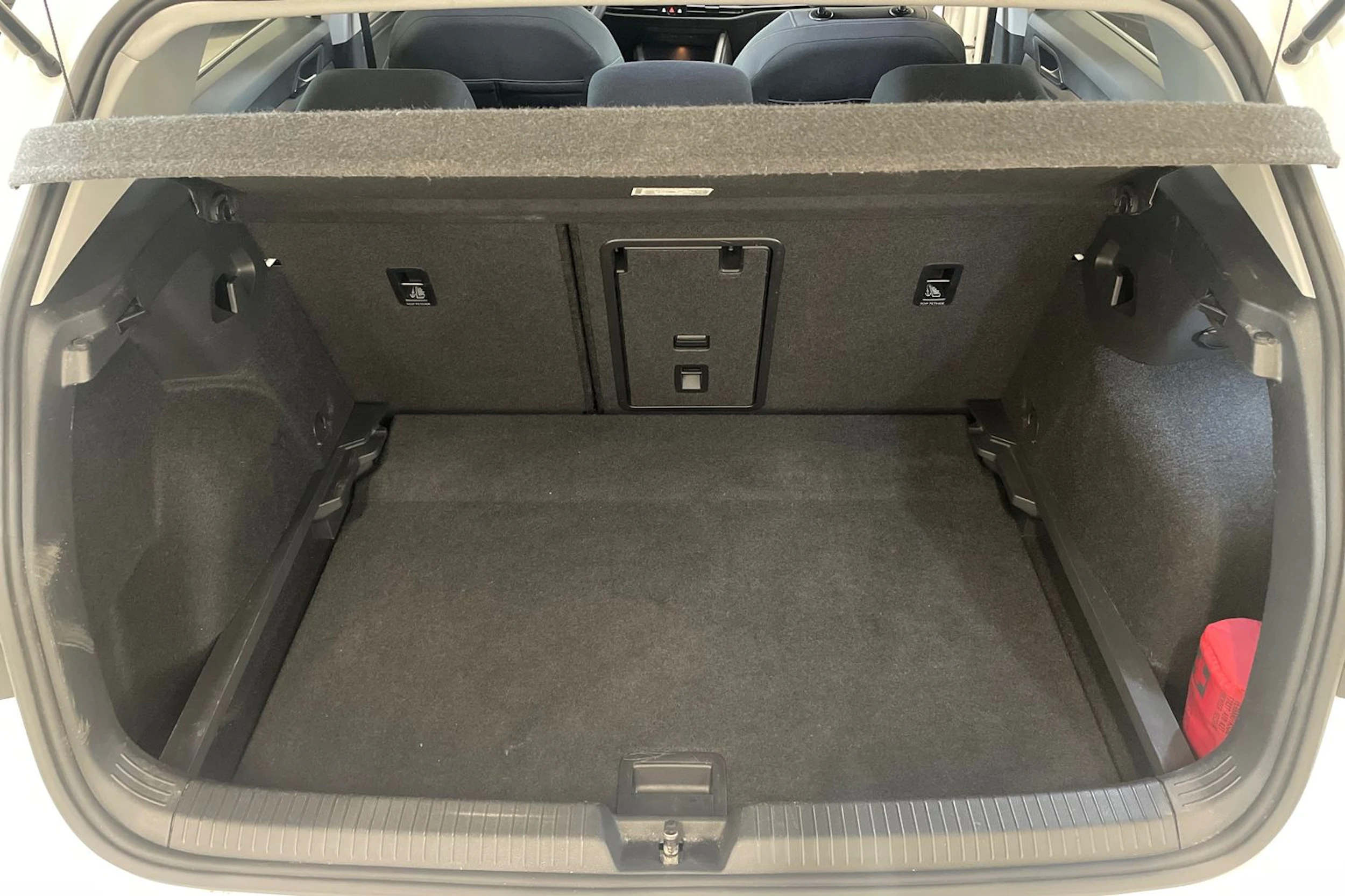 valkoinen Volkswagen Golf 2020 kuva 28.