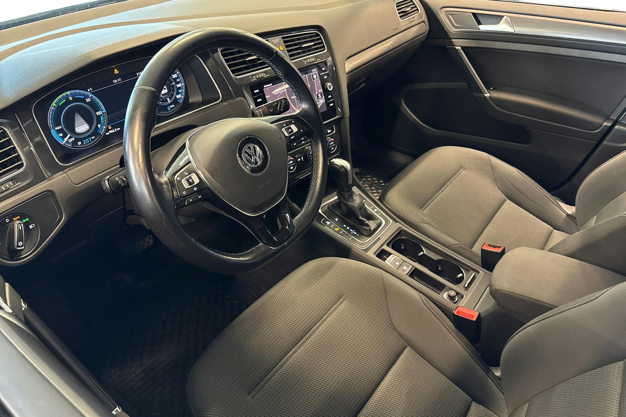 valkoinen Volkswagen Golf 2020 kuva 3.