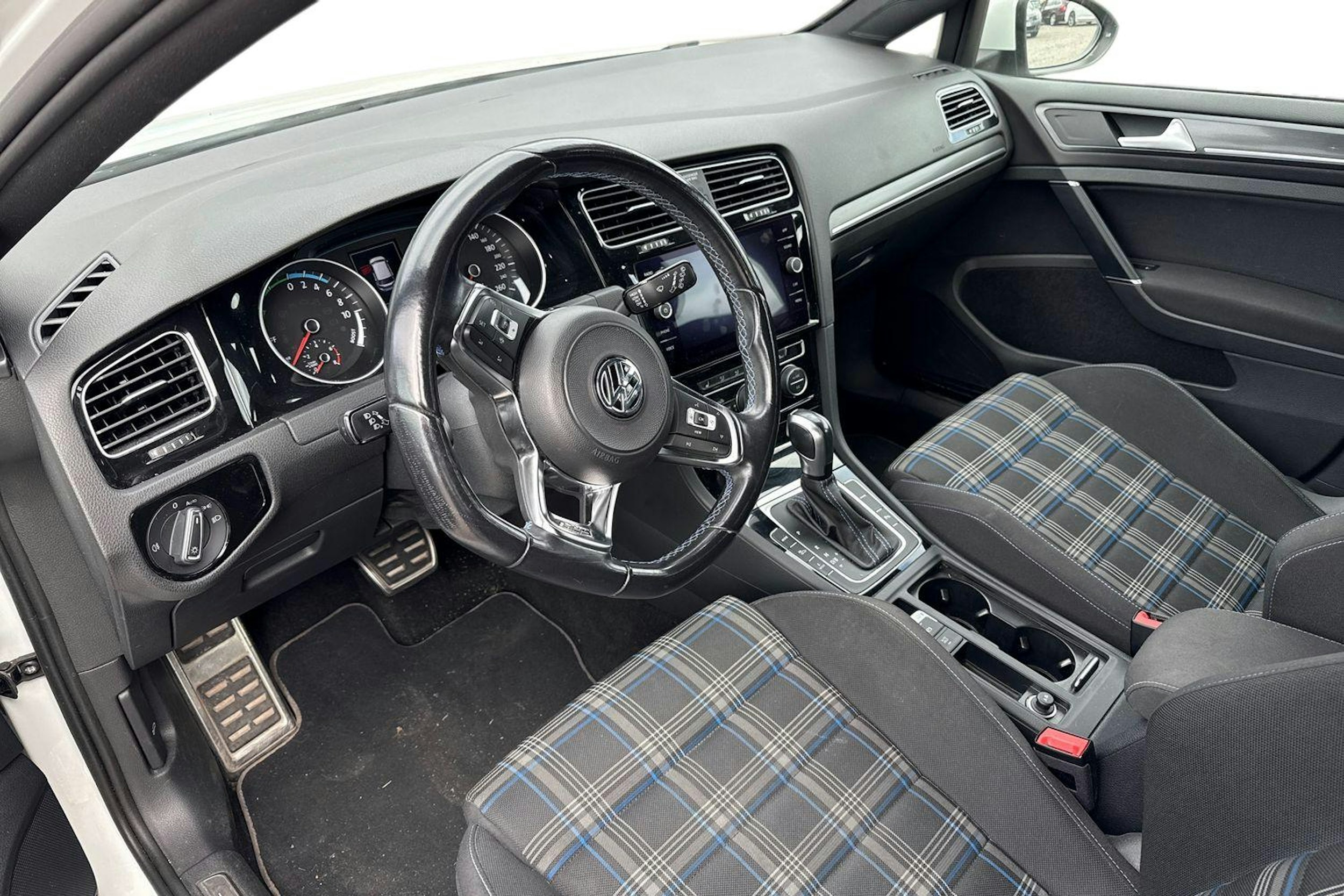 valkoinen Volkswagen Golf 2020 kuva 3.
