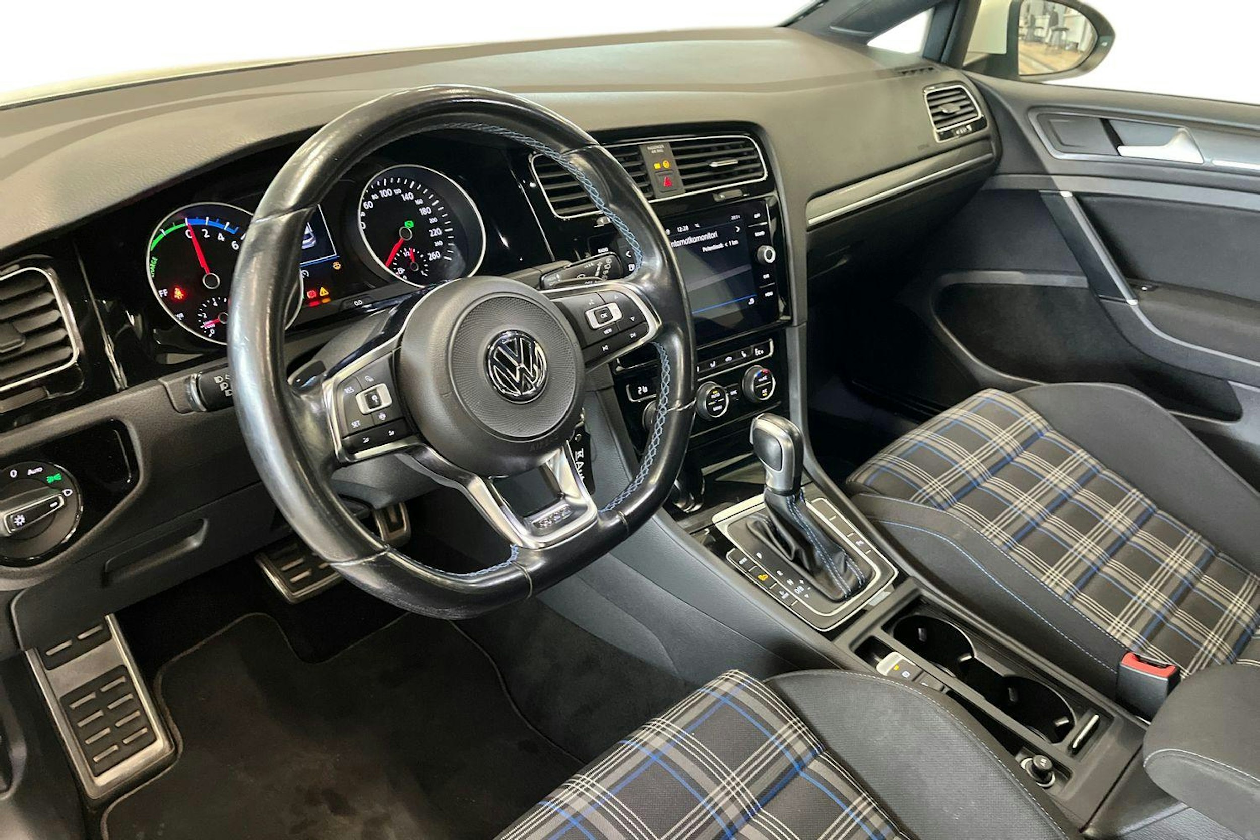 valkoinen Volkswagen Golf 2020 kuva 7.