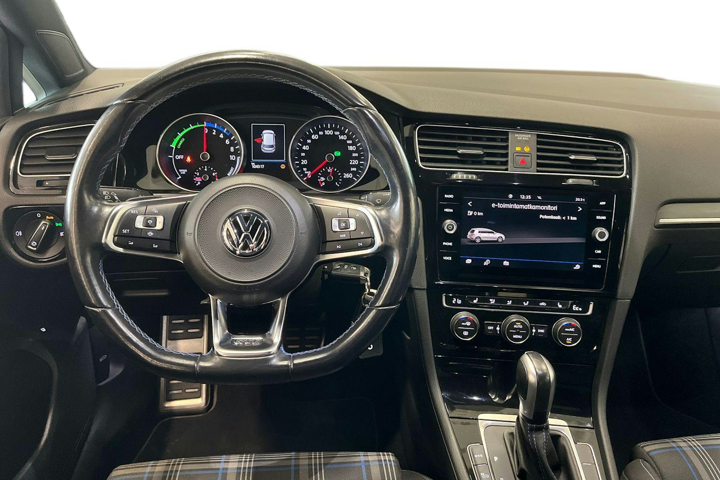 valkoinen Volkswagen Golf 2020 kuva 9.