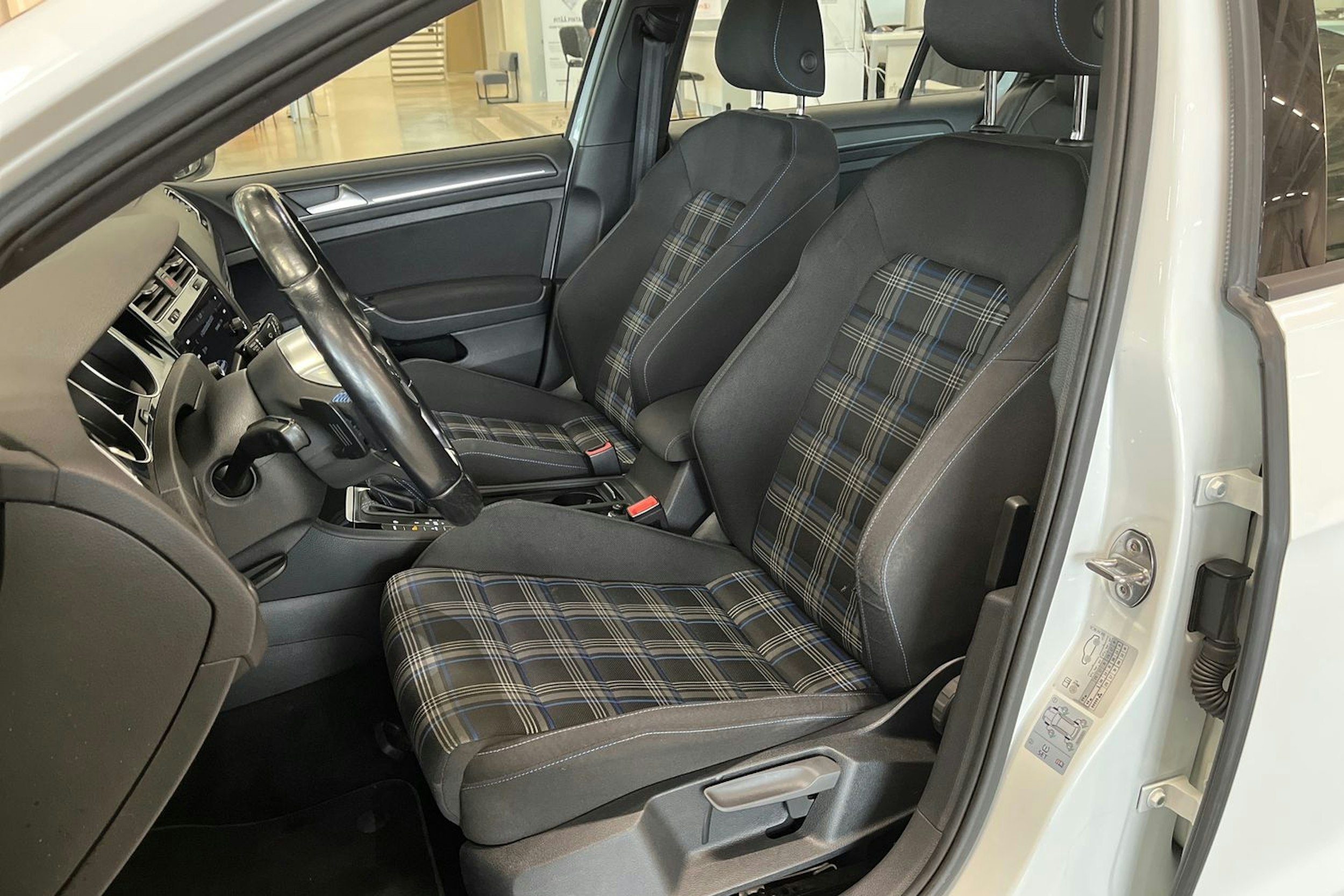 valkoinen Volkswagen Golf 2020 kuva 14.