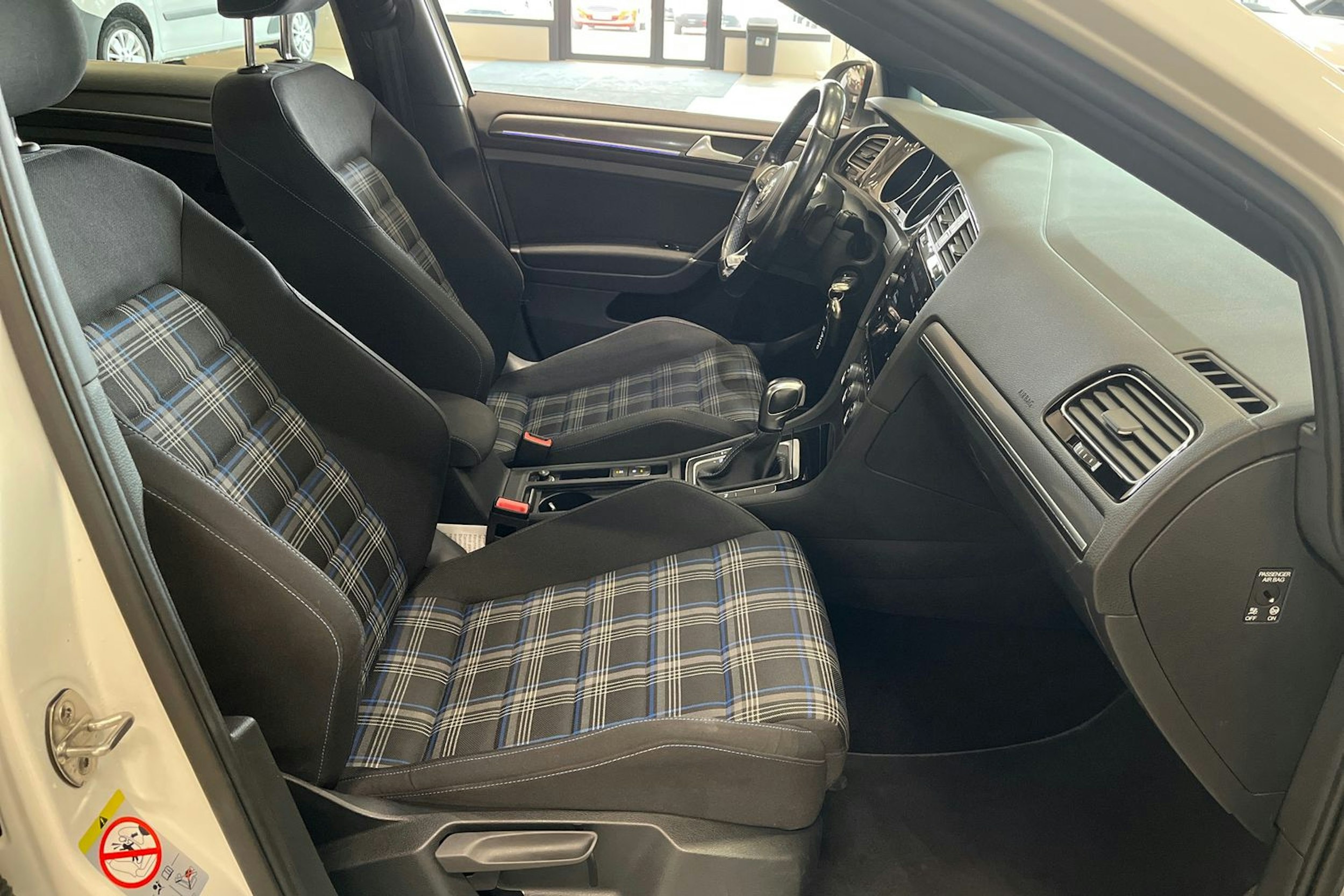 valkoinen Volkswagen Golf 2020 kuva 15.