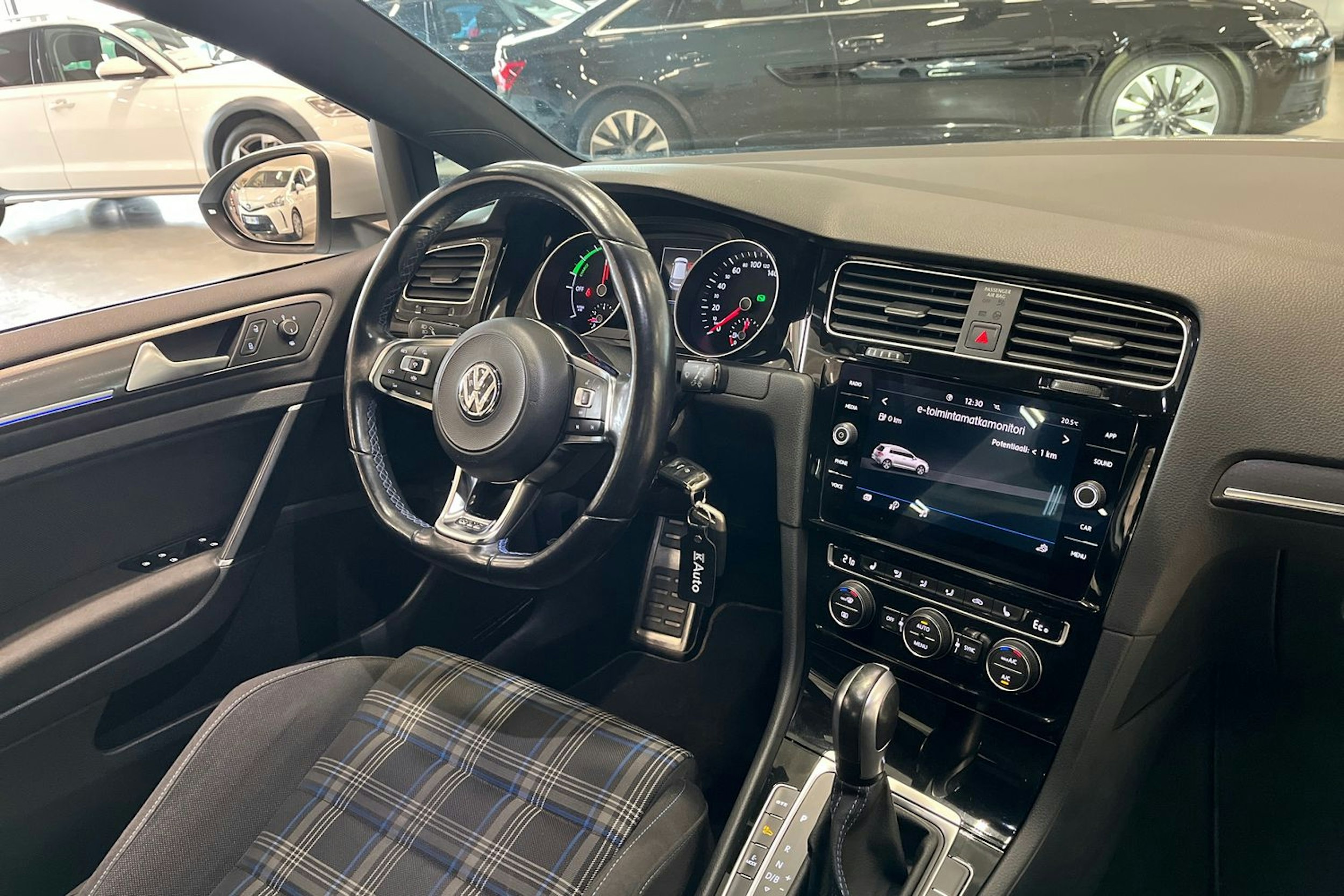 valkoinen Volkswagen Golf 2020 kuva 16.