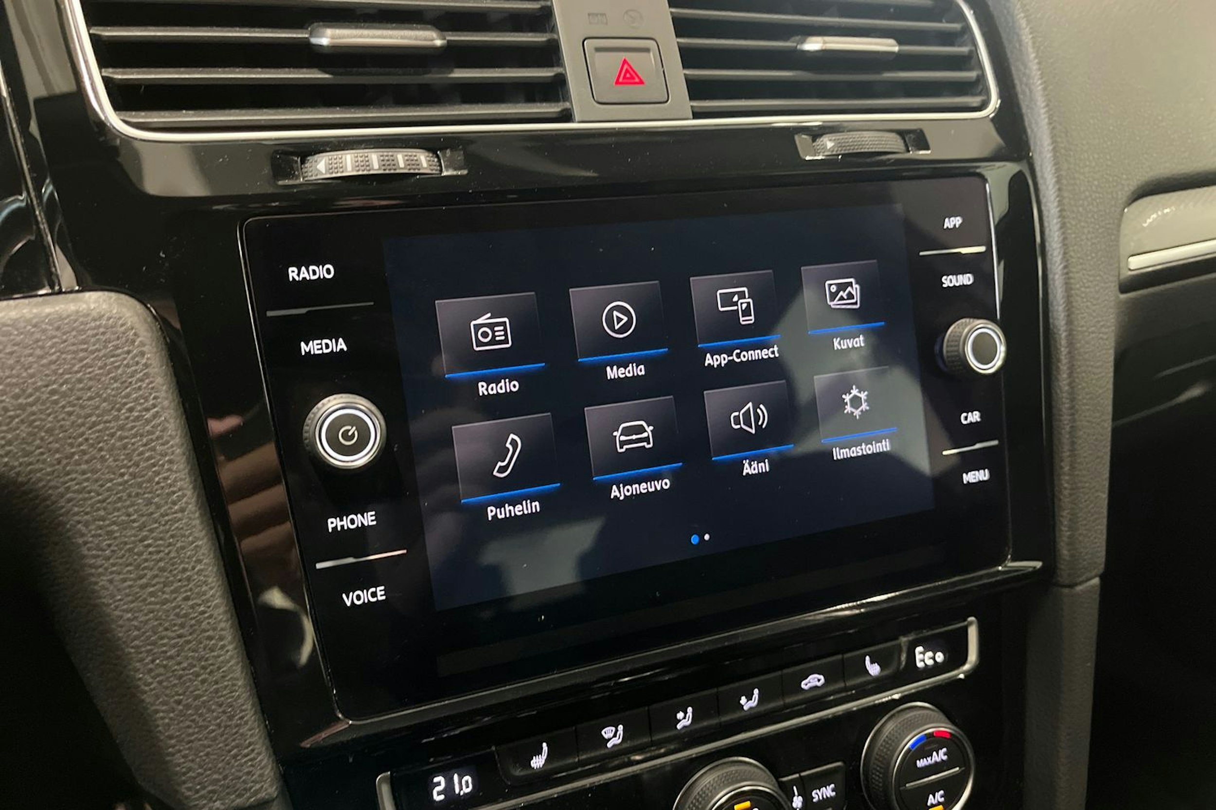 valkoinen Volkswagen Golf 2020 kuva 18.