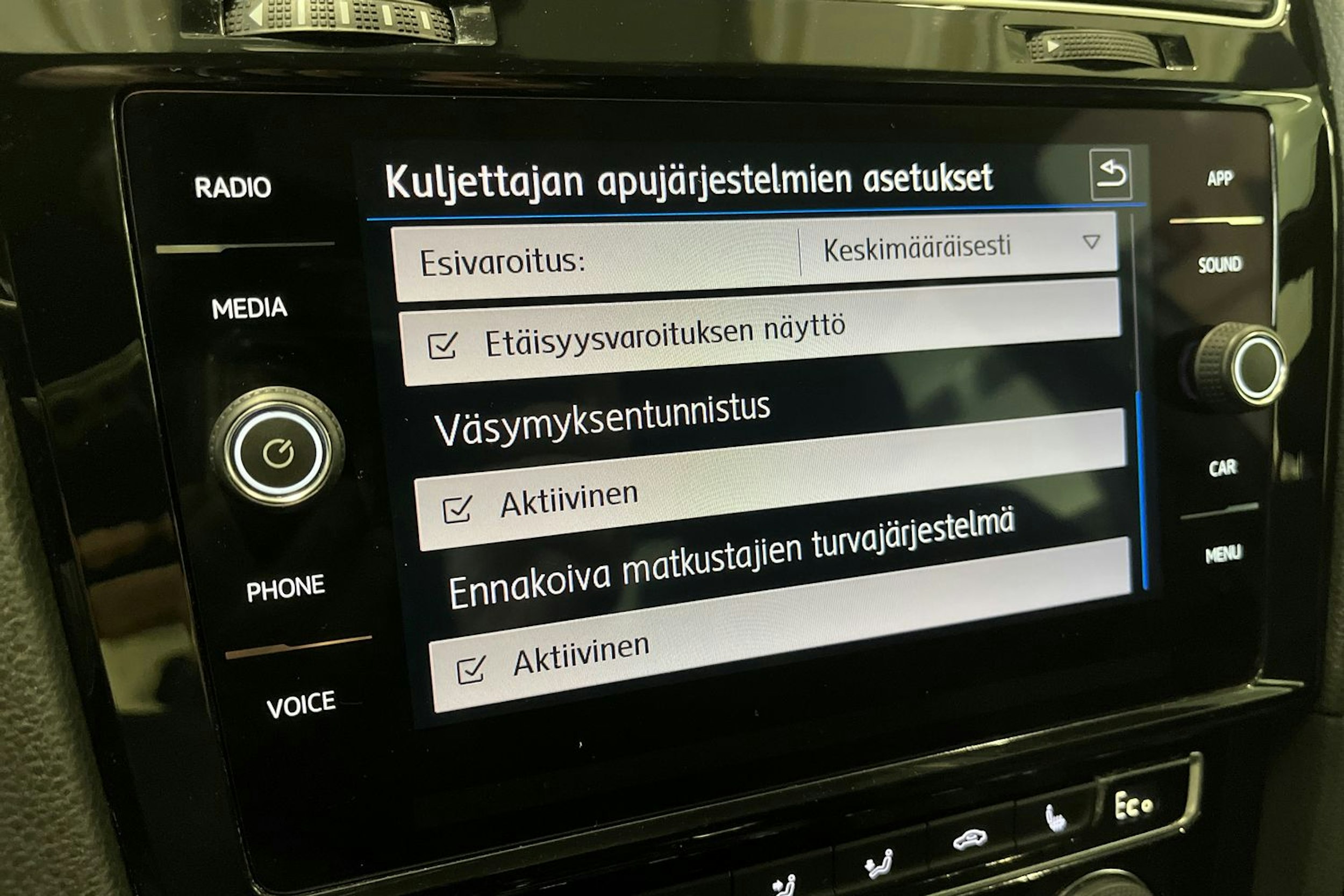 valkoinen Volkswagen Golf 2020 kuva 20.