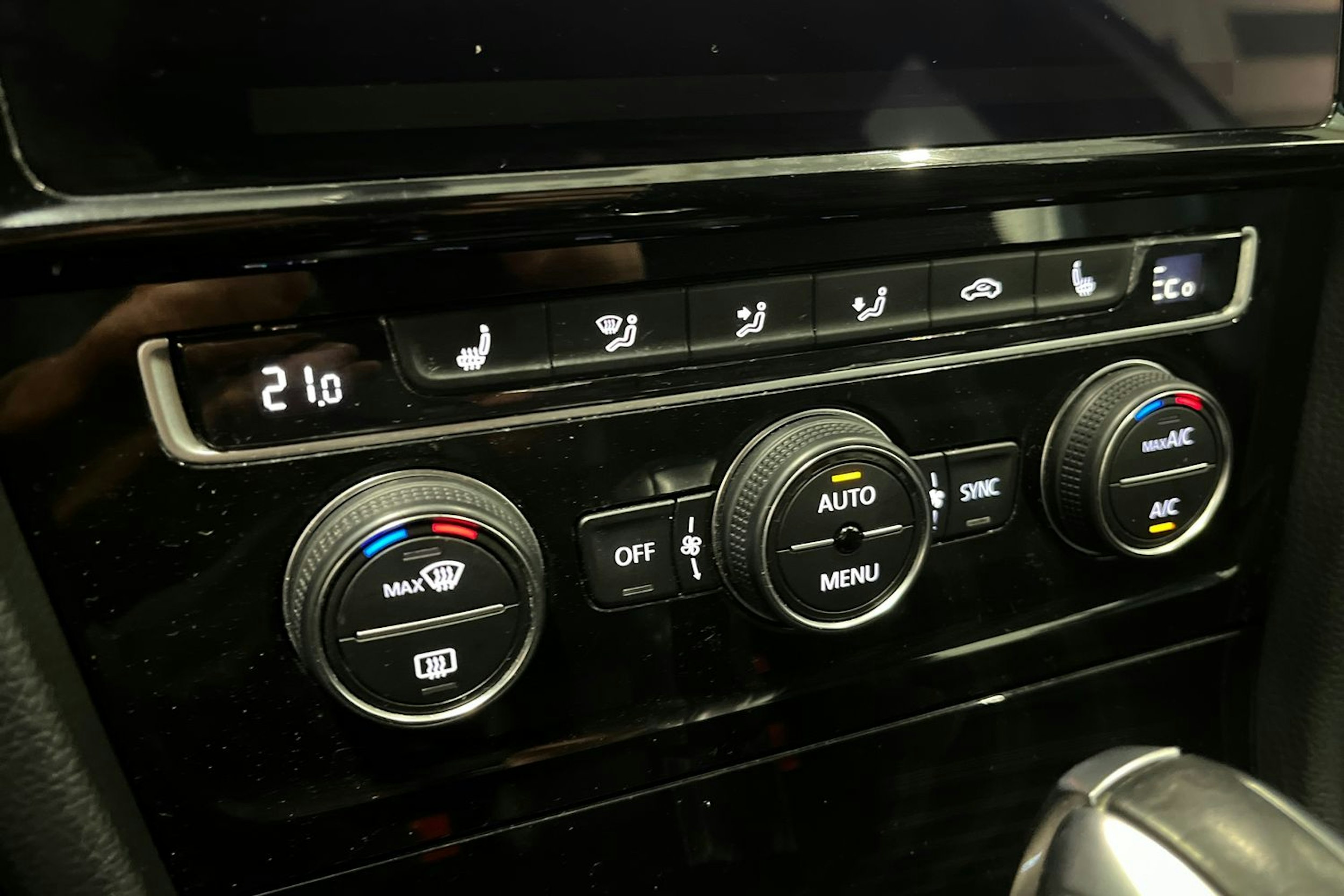 valkoinen Volkswagen Golf 2020 kuva 27.