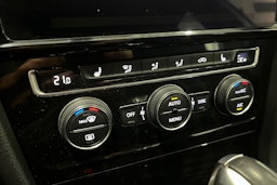 valkoinen Volkswagen Golf 2020 kuva 27.