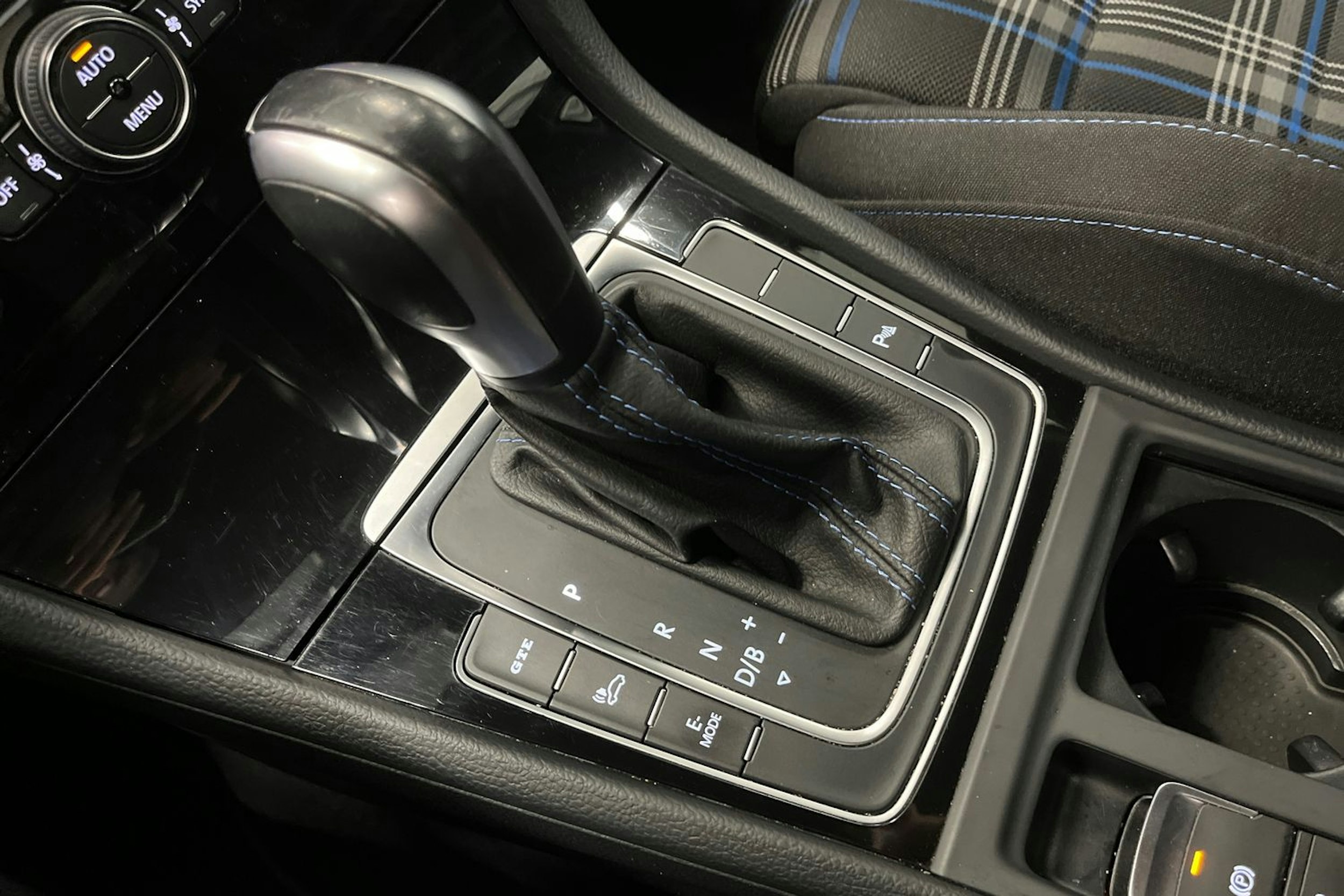 valkoinen Volkswagen Golf 2020 kuva 28.