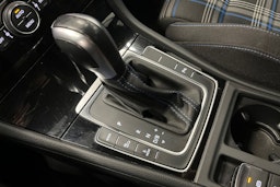 valkoinen Volkswagen Golf 2020 kuva 28.