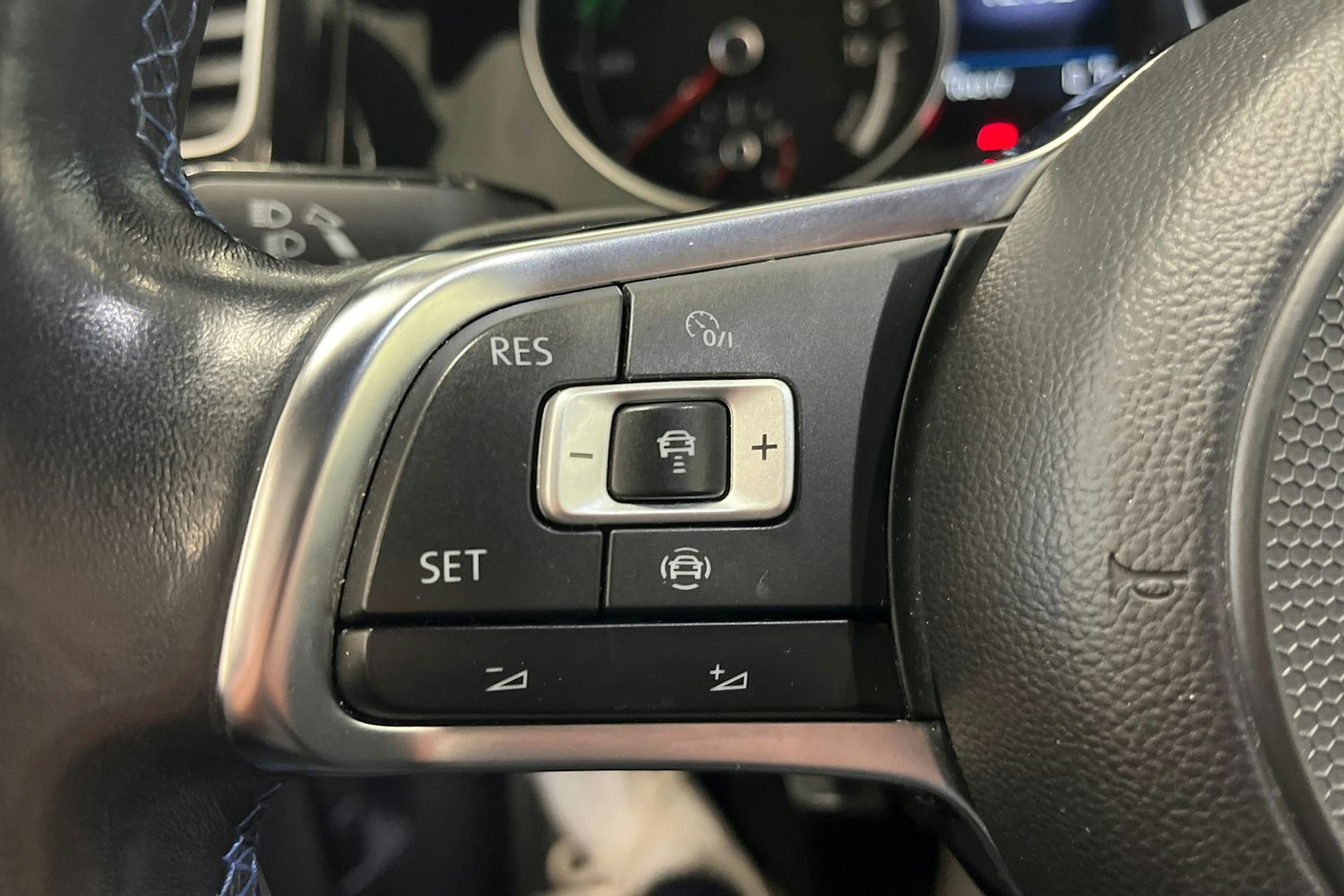 valkoinen Volkswagen Golf 2020 kuva 29.