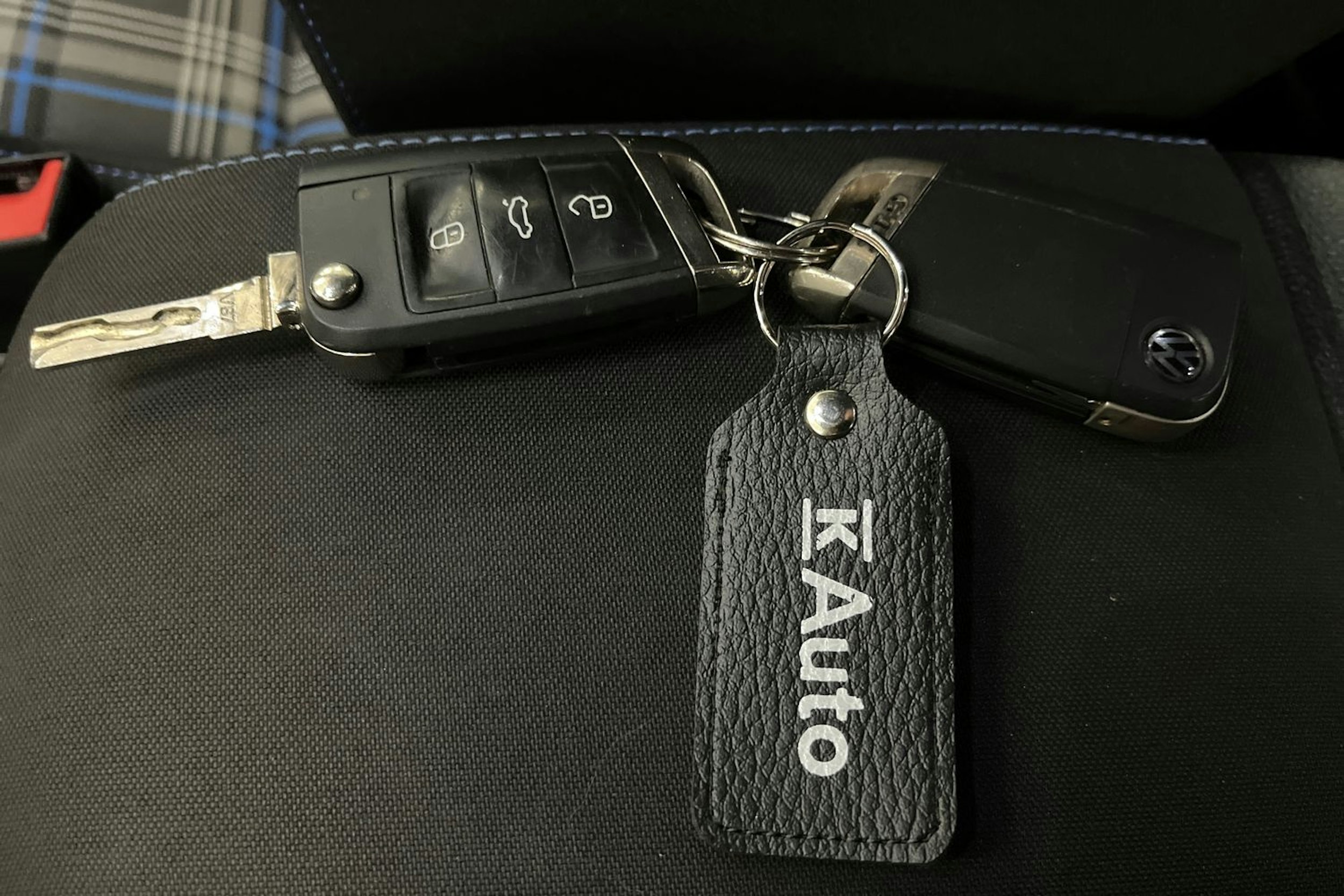 valkoinen Volkswagen Golf 2020 kuva 31.