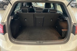 valkoinen Volkswagen Golf 2020 kuva 32.