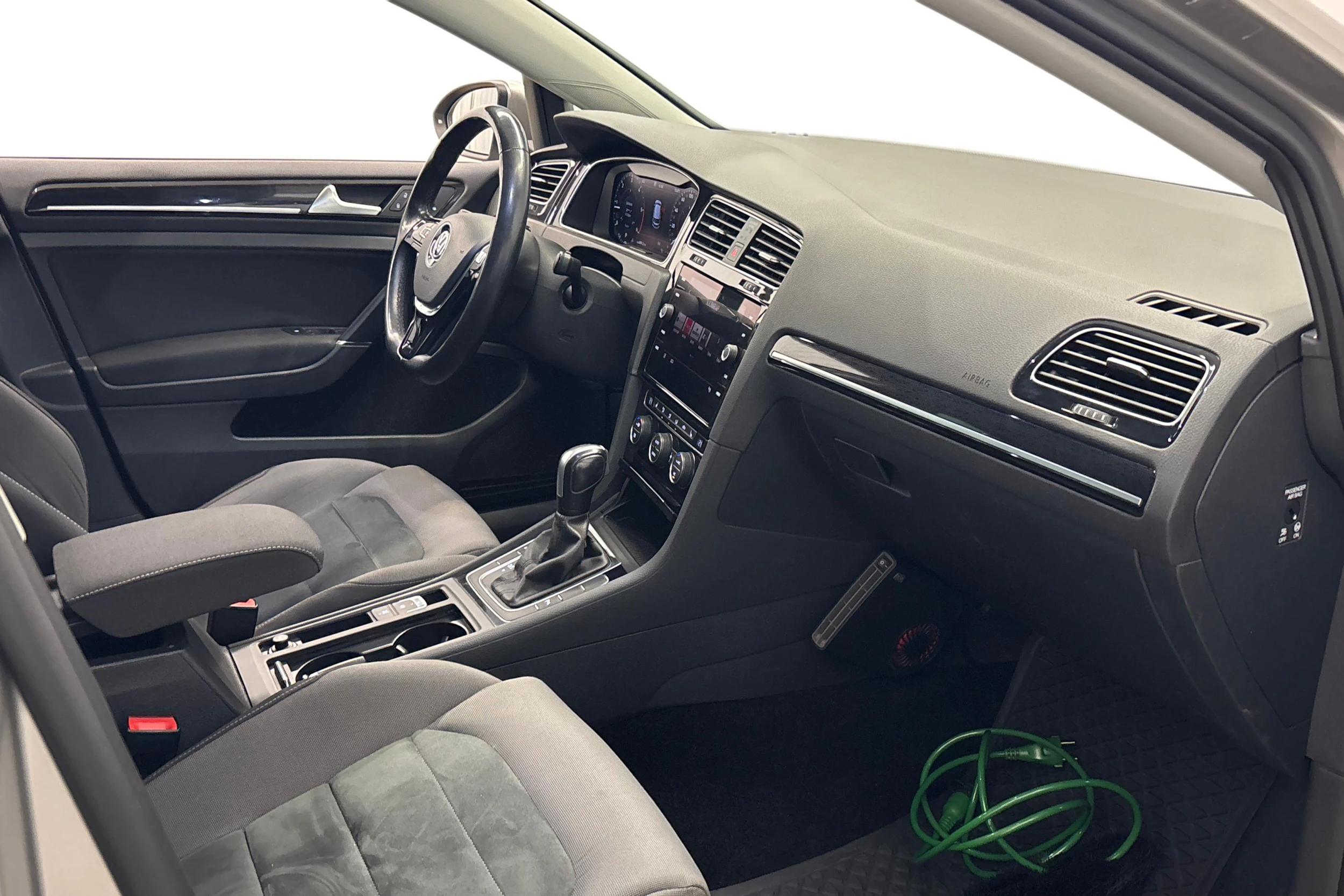 harmaa Volkswagen Golf 2020 kuva 8.