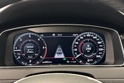 harmaa Volkswagen Golf 2020 kuva 16.