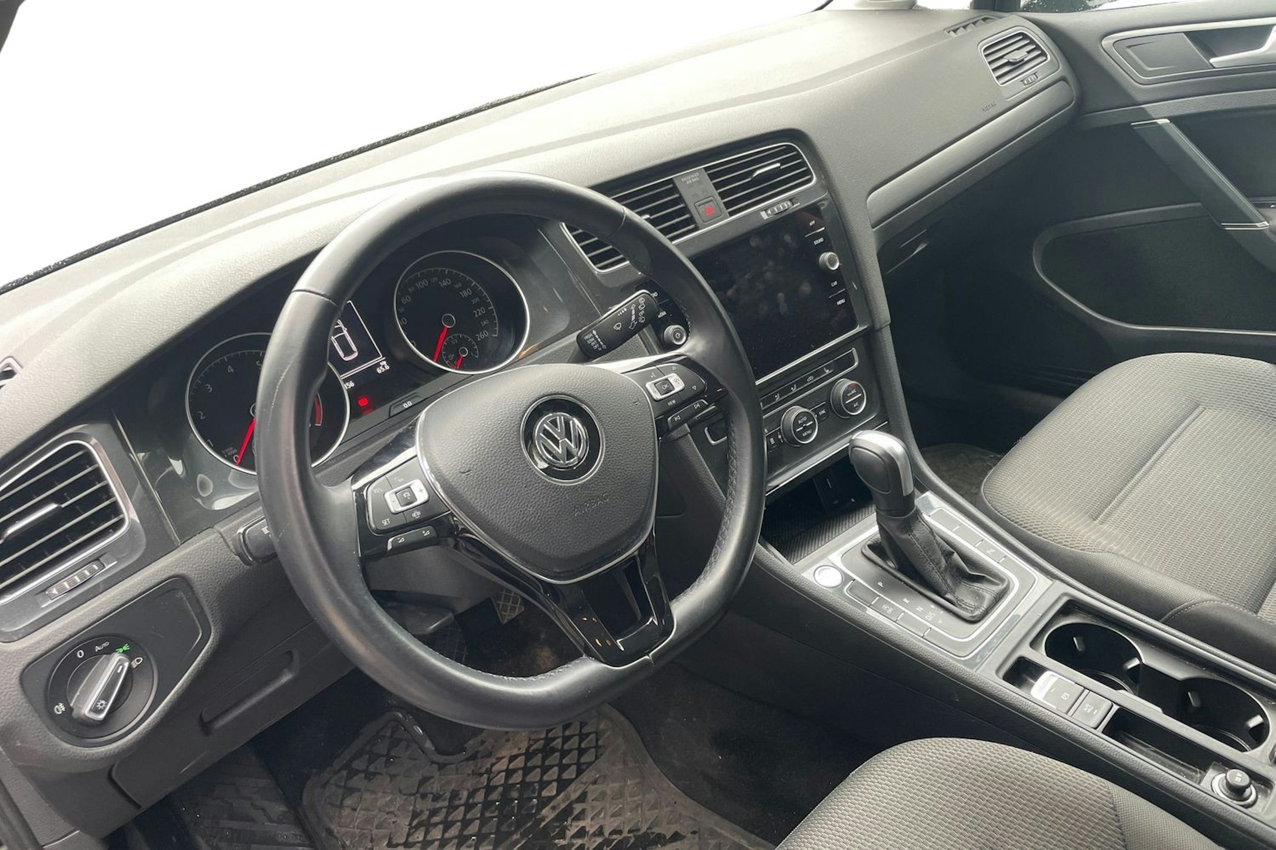 musta Volkswagen Golf 2020 kuva 3.