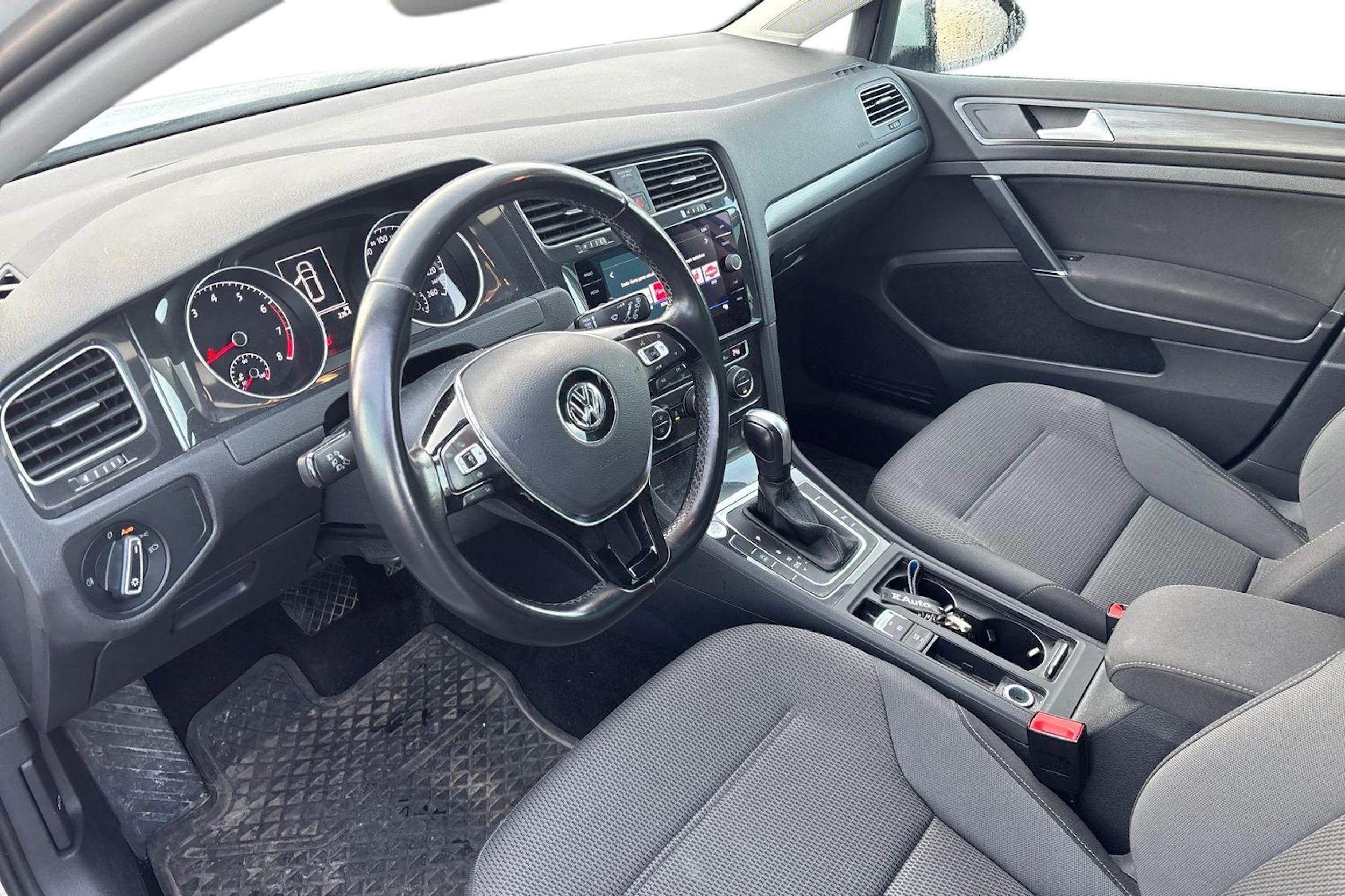 valkoinen Volkswagen Golf 2020 kuva 3.