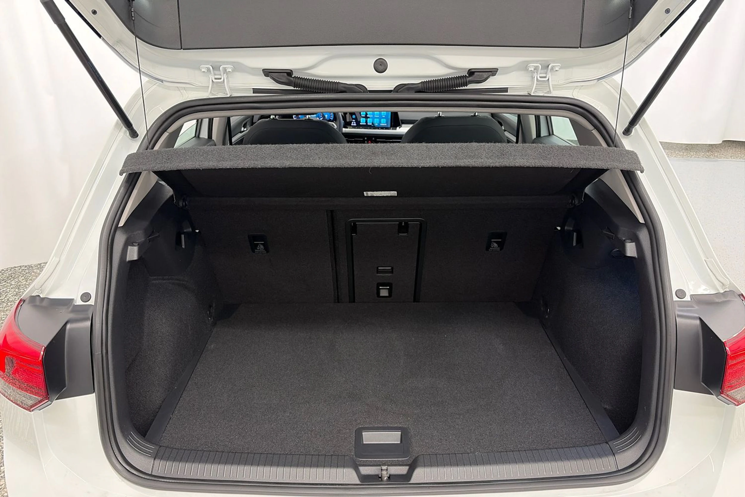 valkoinen Volkswagen Golf 2020 kuva 11.