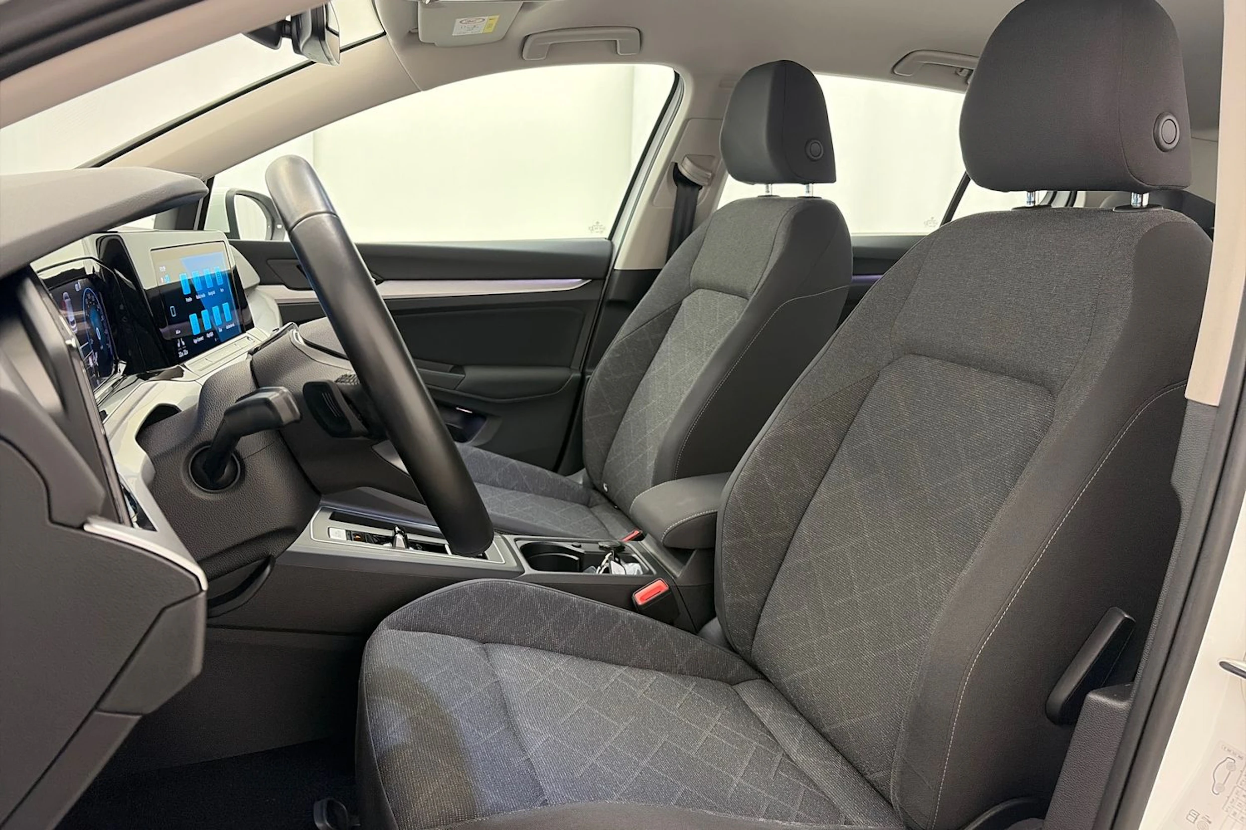 valkoinen Volkswagen Golf 2020 kuva 12.