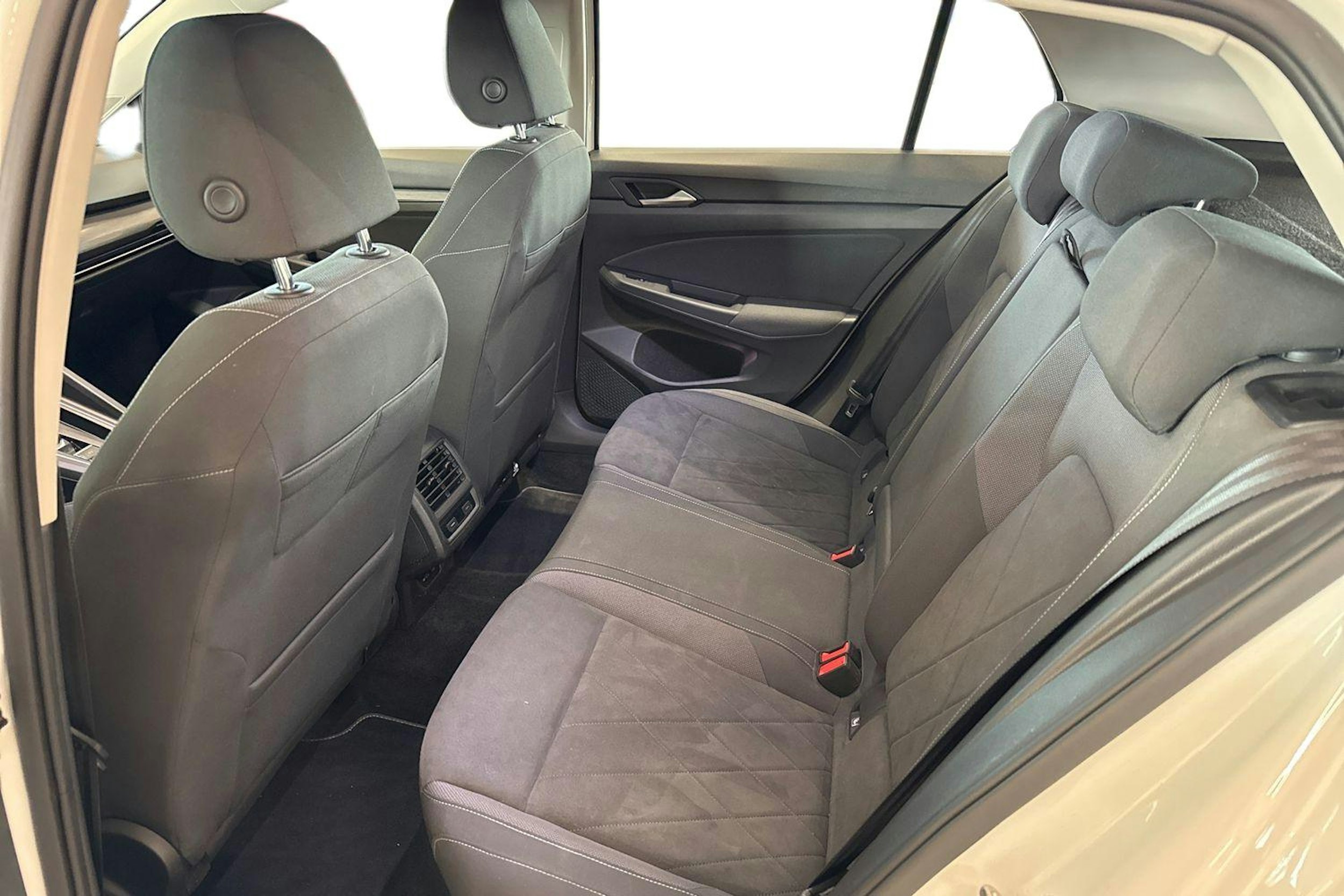 valkoinen Volkswagen Golf 2020 kuva 8.