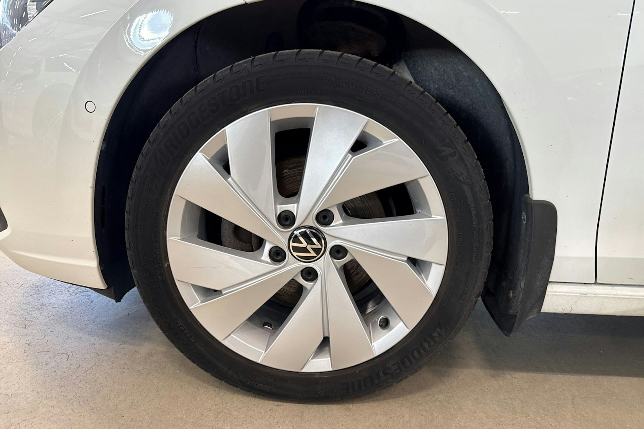 valkoinen Volkswagen Golf 2020 kuva 9.