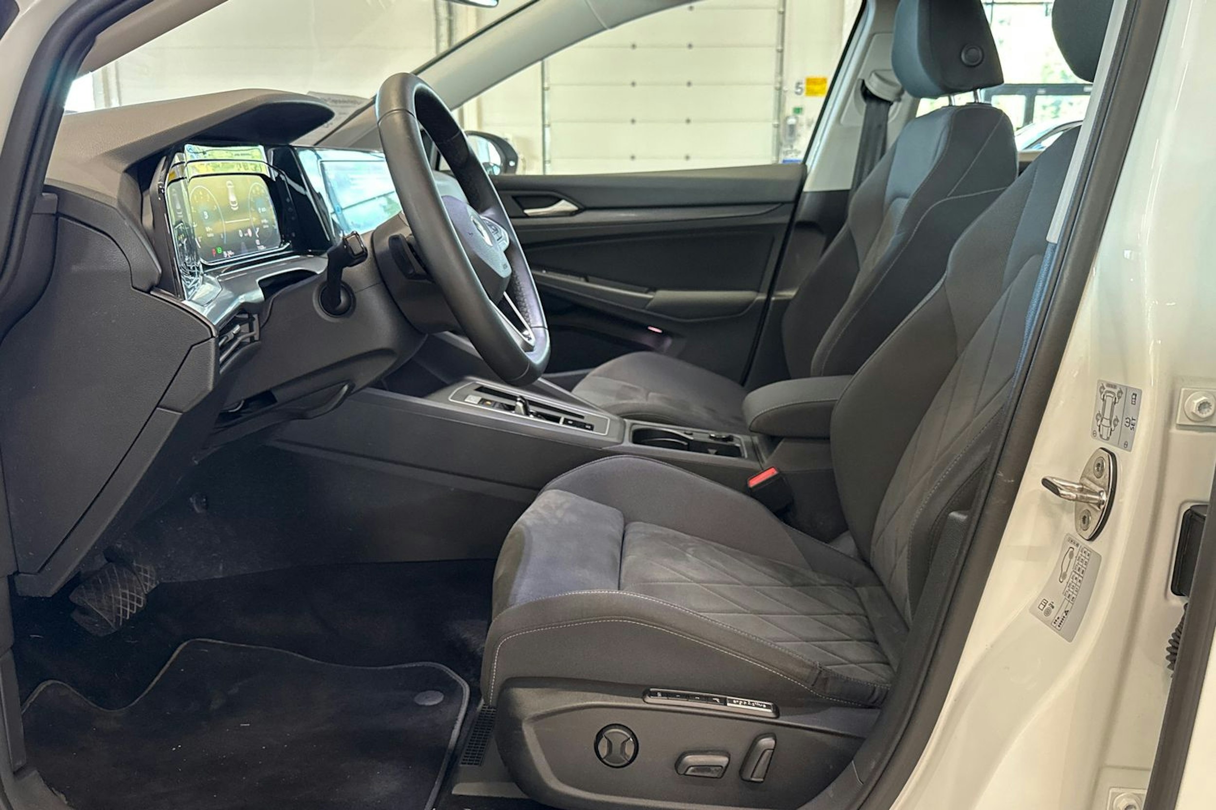 valkoinen Volkswagen Golf 2020 kuva 13.