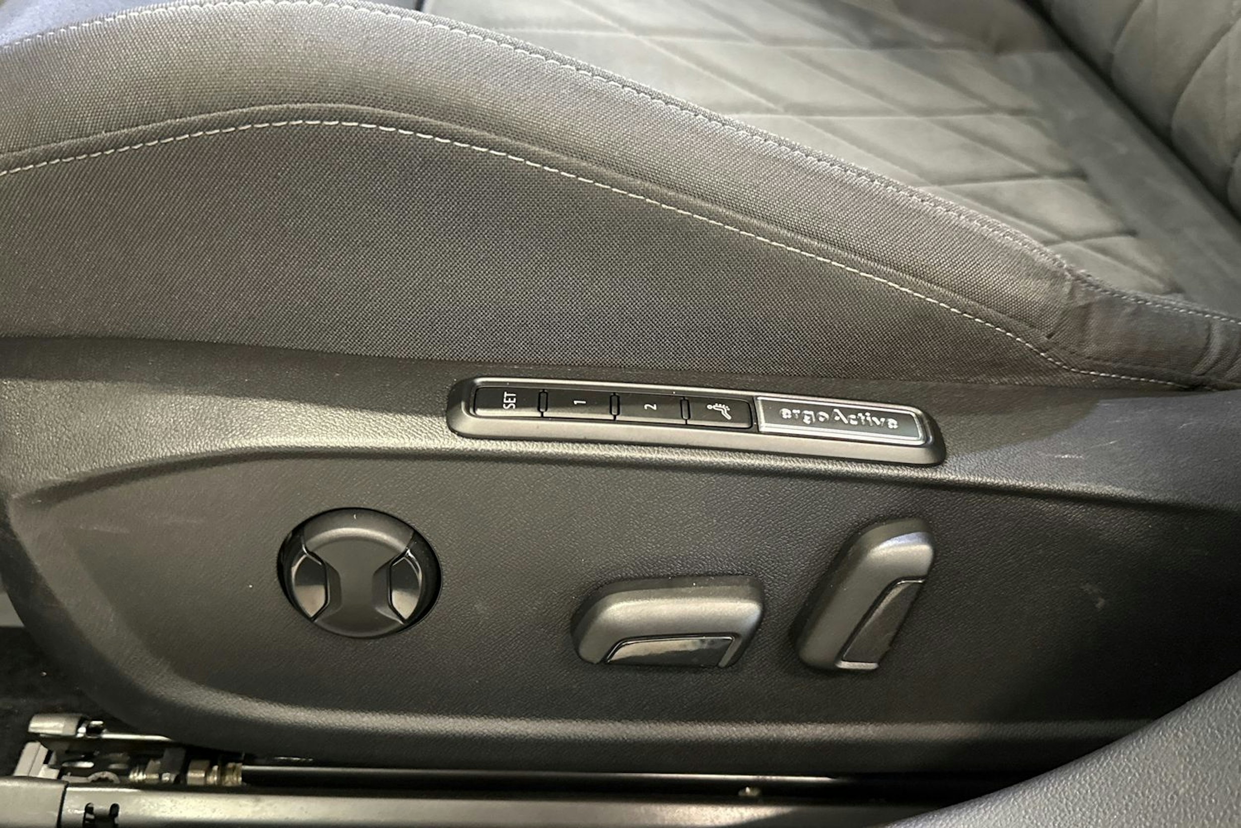 valkoinen Volkswagen Golf 2020 kuva 14.