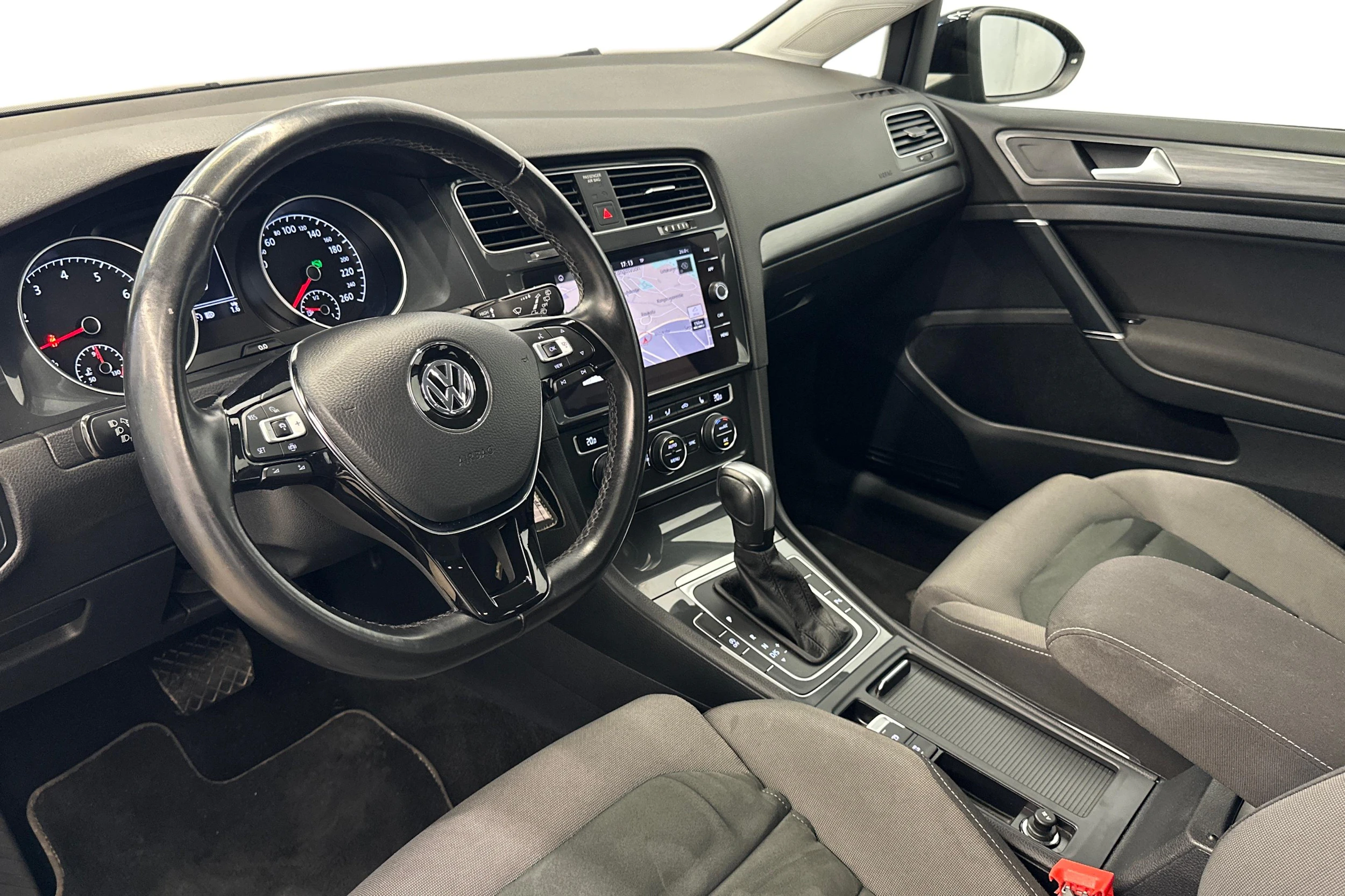 musta Volkswagen Golf 2020 kuva 8.
