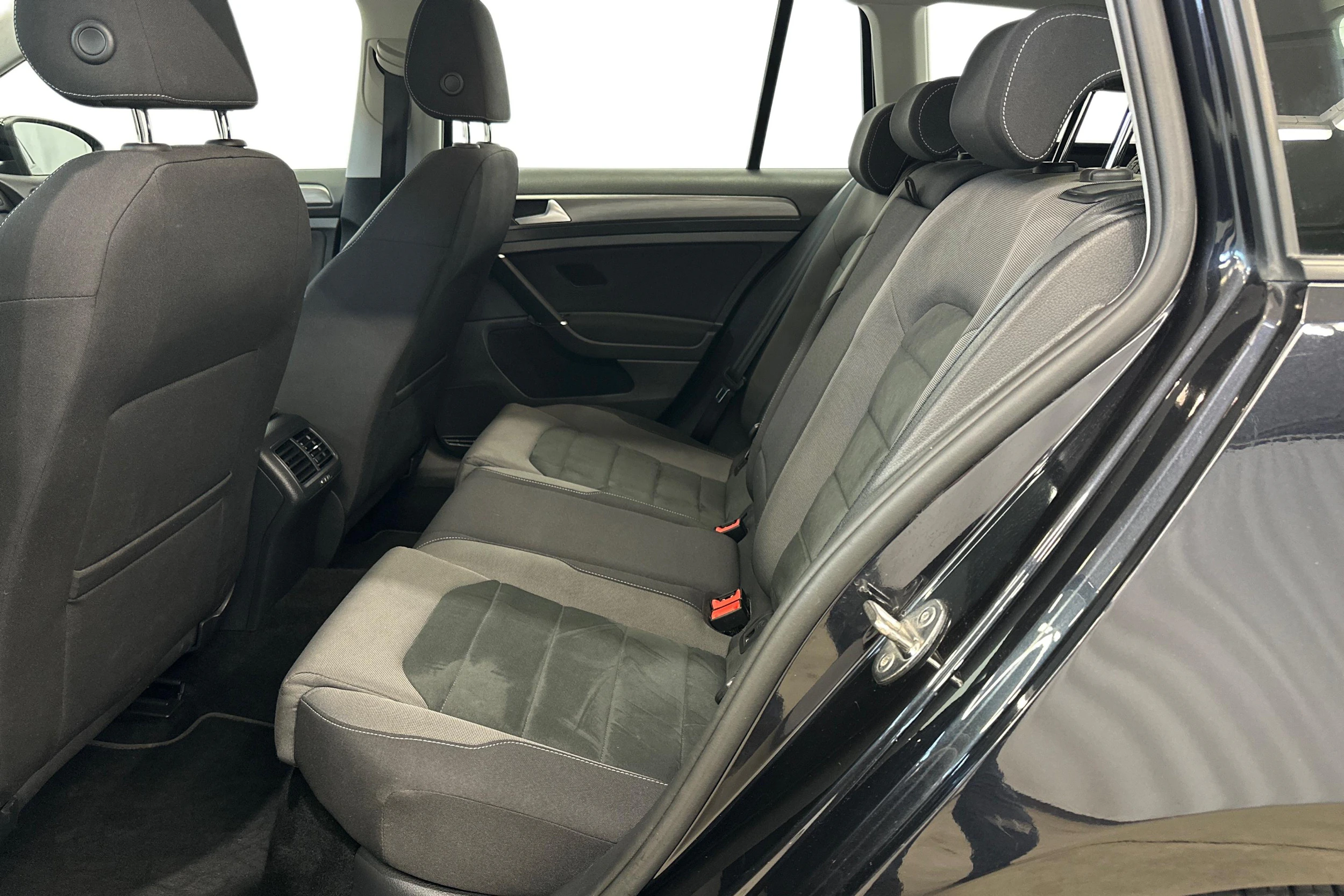 musta Volkswagen Golf 2020 kuva 11.