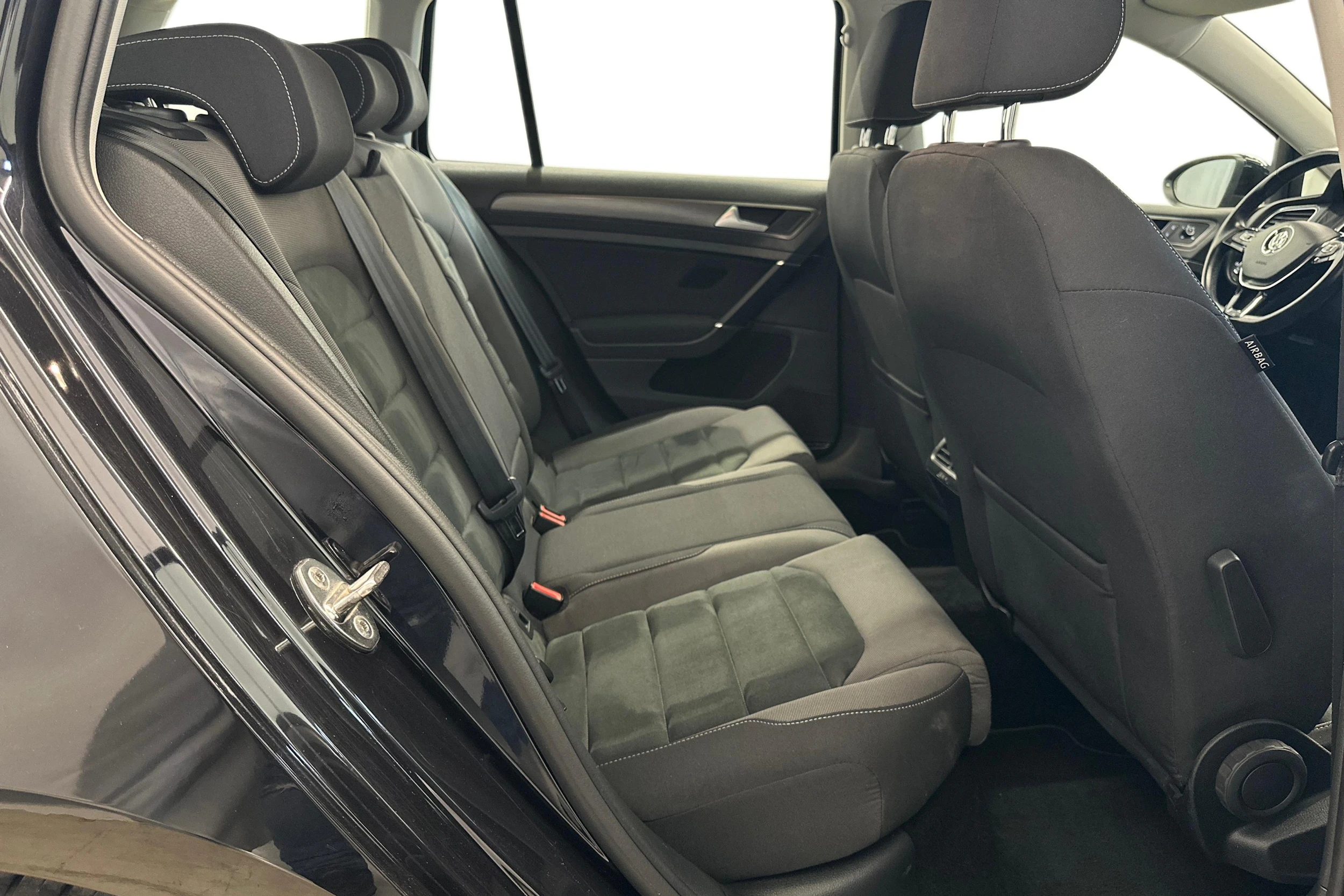 musta Volkswagen Golf 2020 kuva 12.