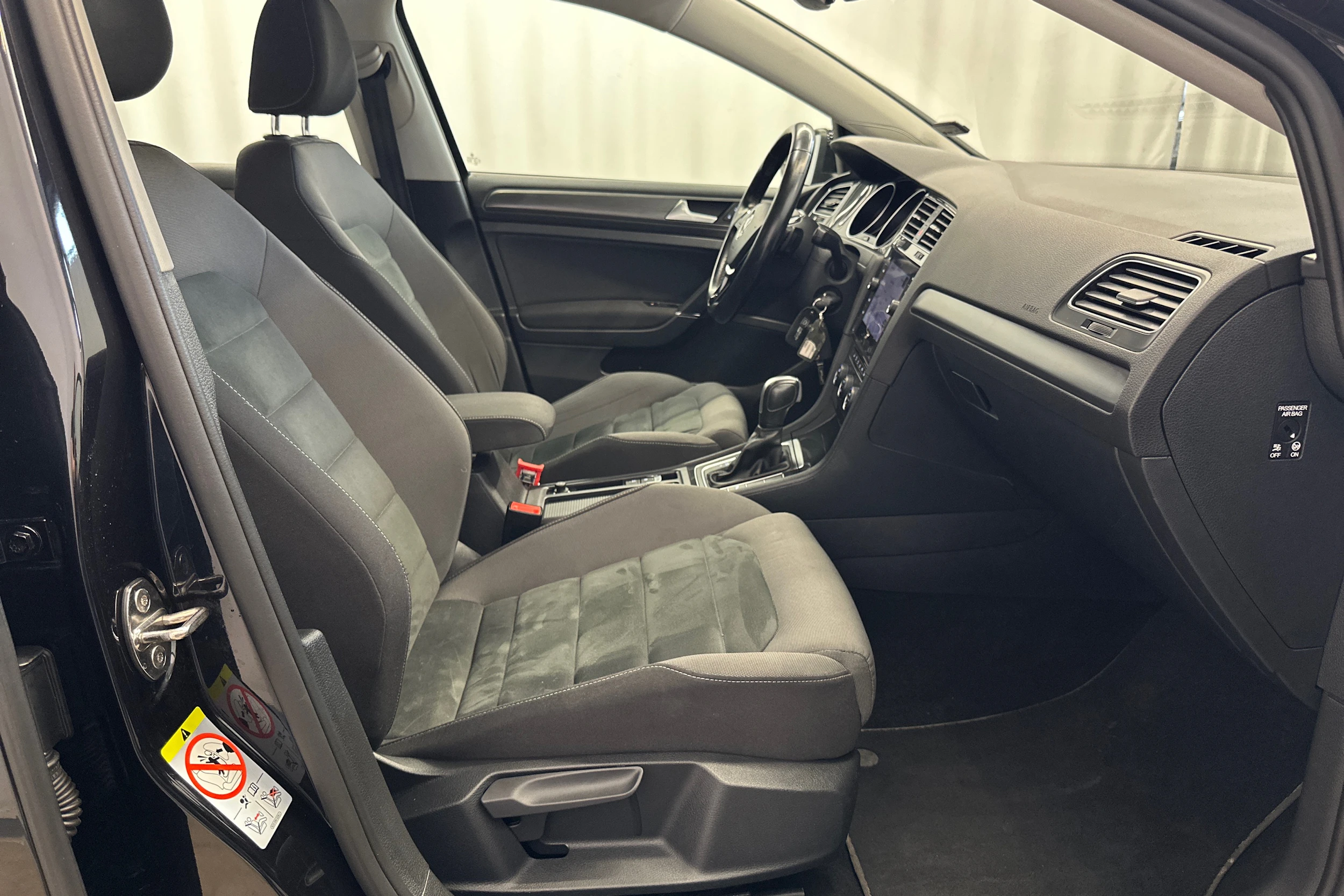 musta Volkswagen Golf 2020 kuva 13.