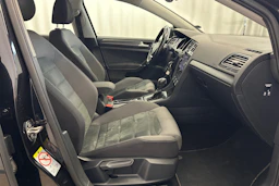musta Volkswagen Golf 2020 kuva 13.