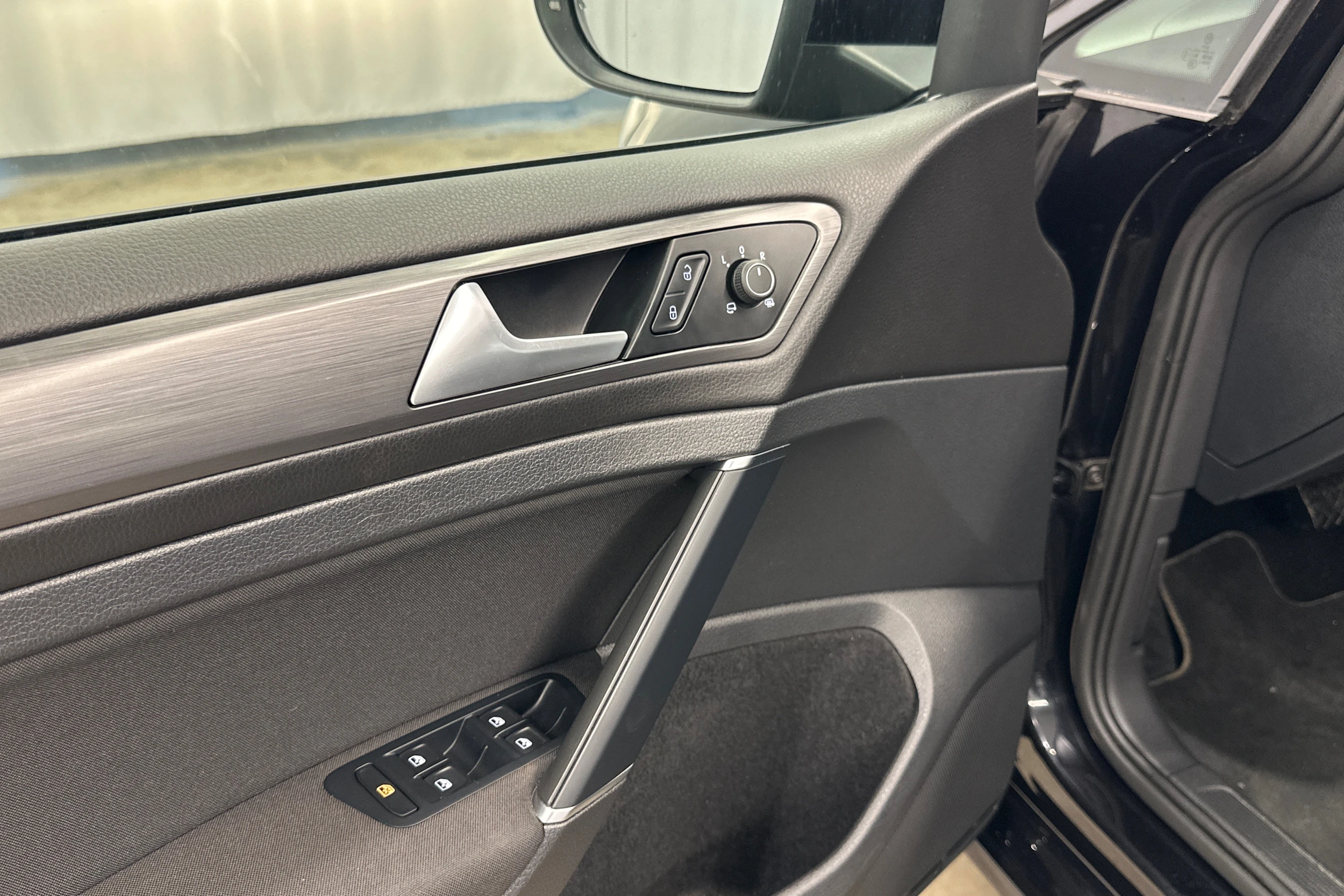 musta Volkswagen Golf 2020 kuva 17.