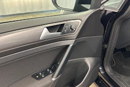 musta Volkswagen Golf 2020 kuva 17.