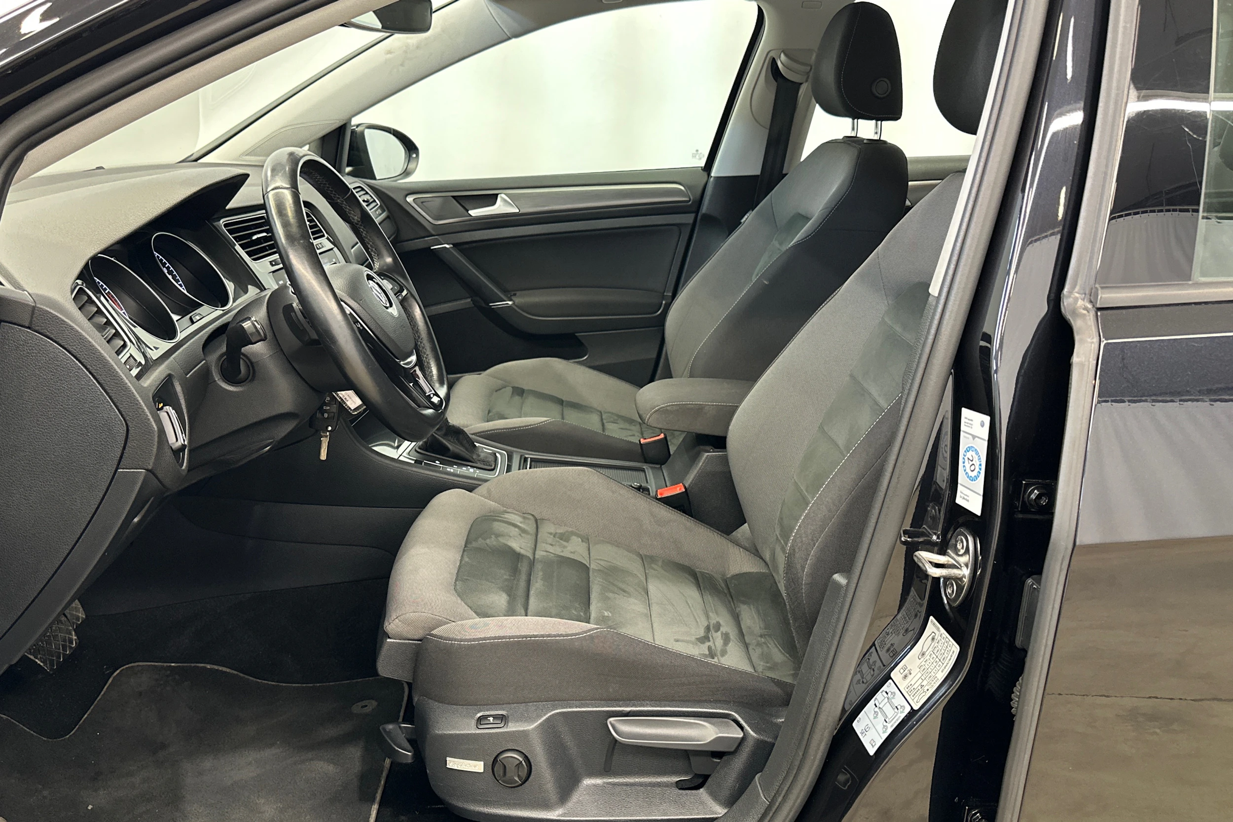 musta Volkswagen Golf 2020 kuva 19.