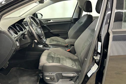 musta Volkswagen Golf 2020 kuva 19.