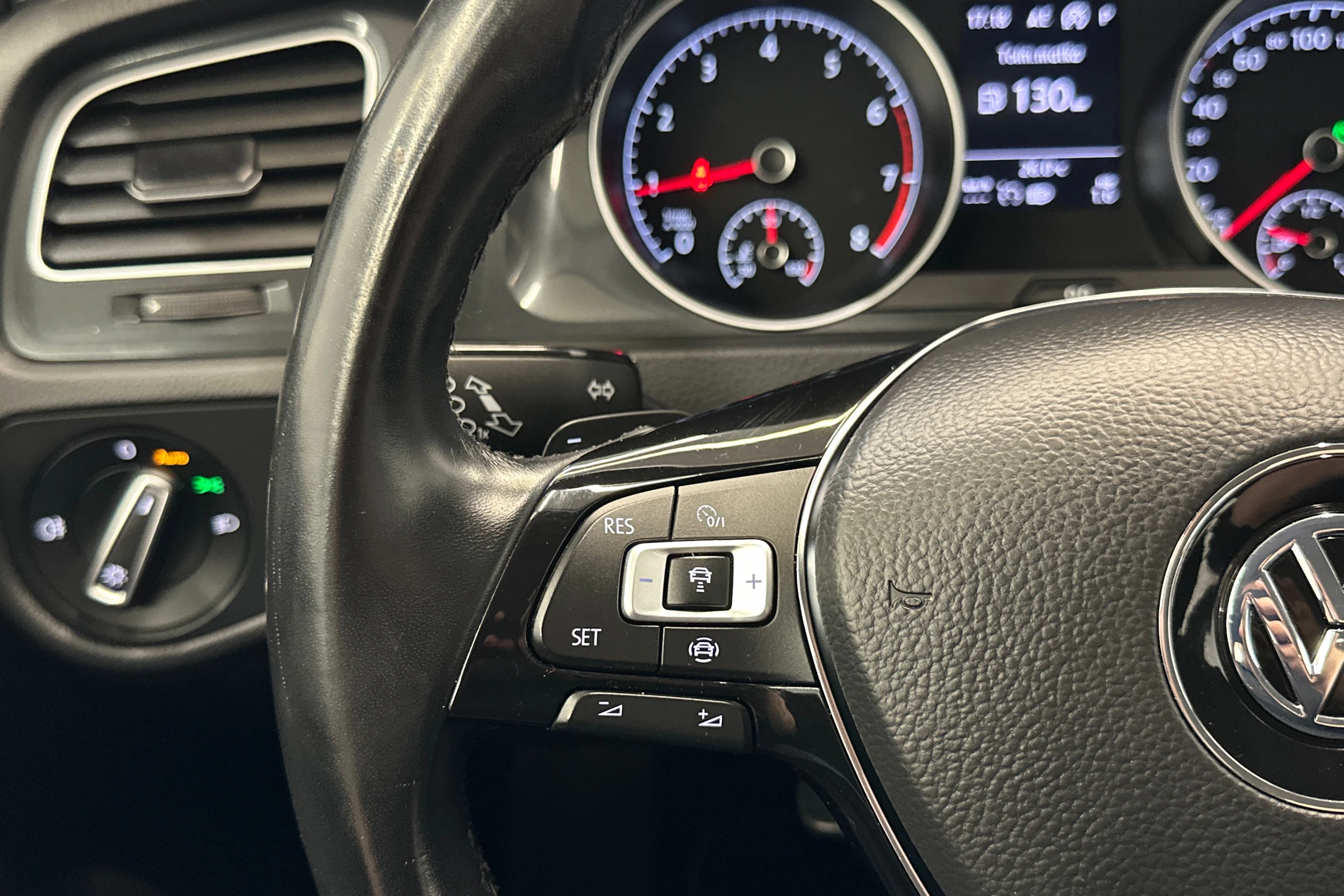 musta Volkswagen Golf 2020 kuva 21.
