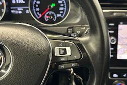 musta Volkswagen Golf 2020 kuva 22.