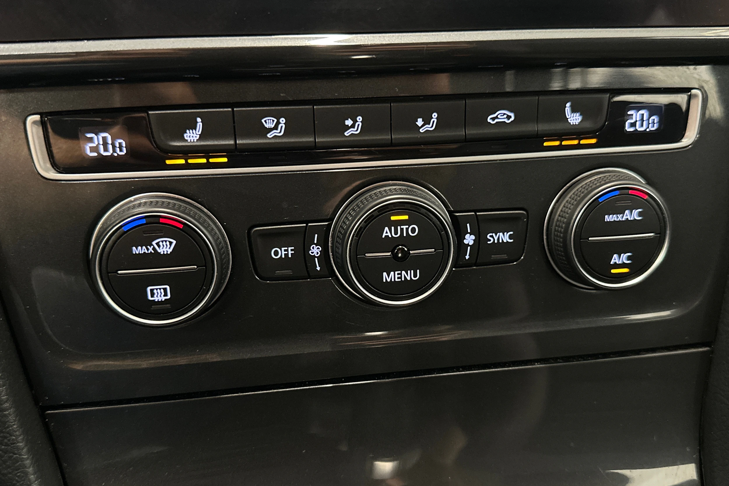 musta Volkswagen Golf 2020 kuva 27.