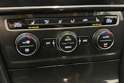 musta Volkswagen Golf 2020 kuva 27.