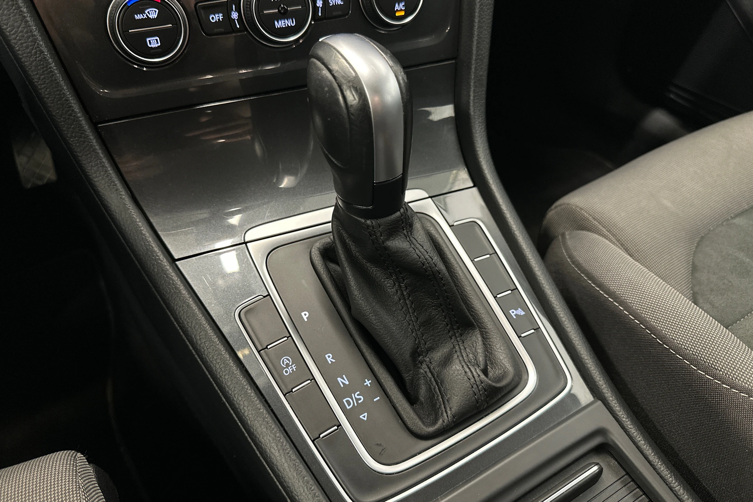 musta Volkswagen Golf 2020 kuva 28.