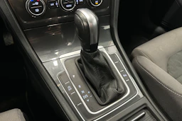 musta Volkswagen Golf 2020 kuva 28.