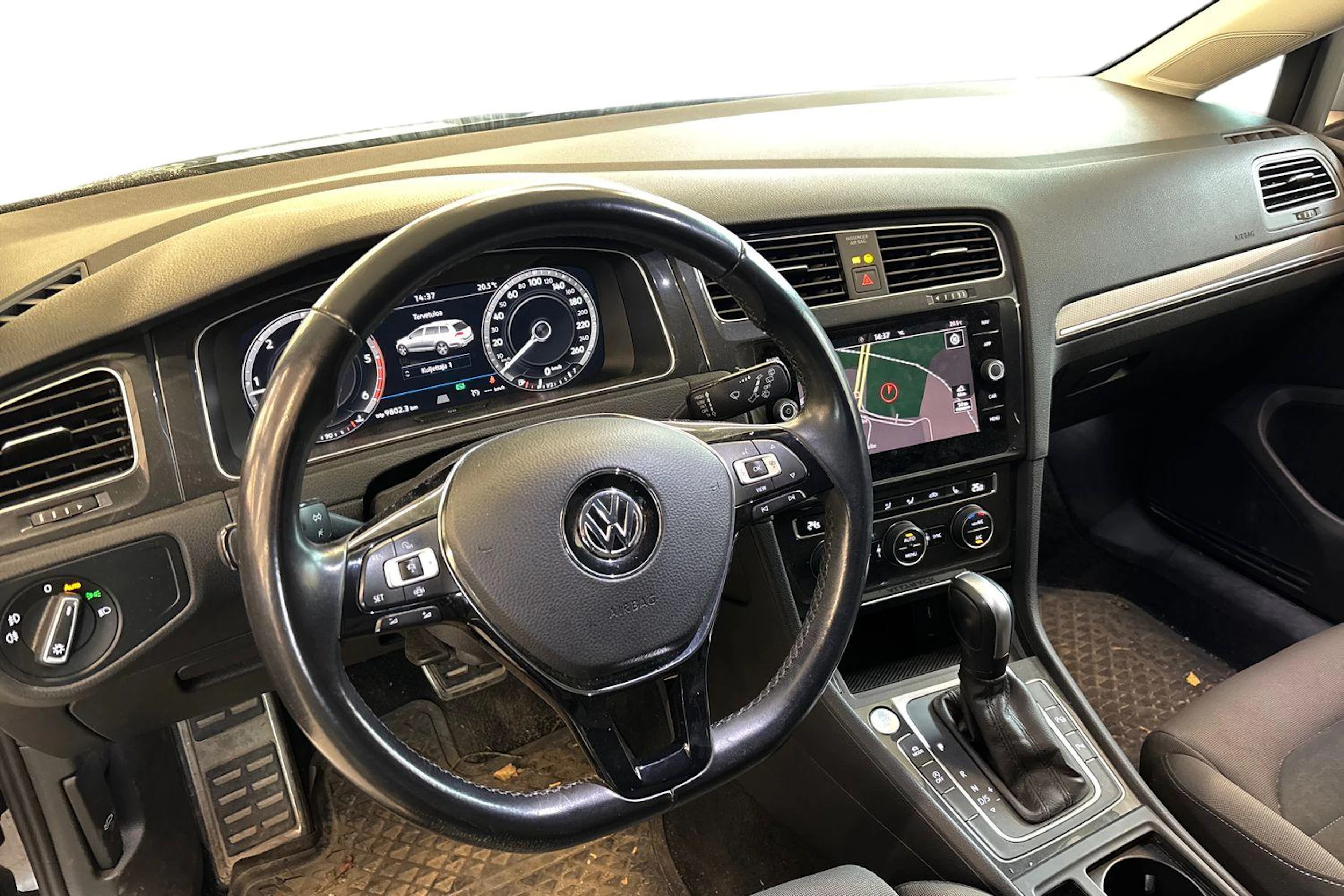 musta Volkswagen Golf 2020 kuva 3.