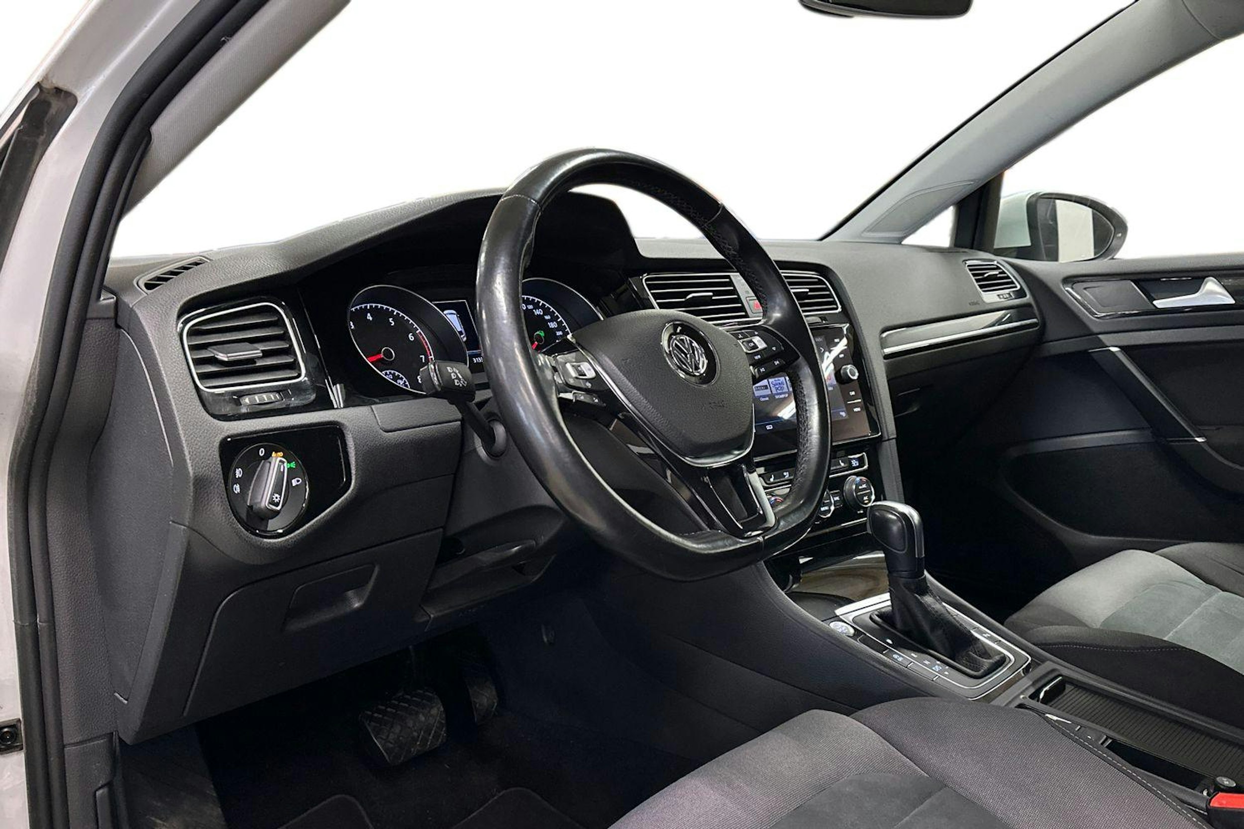 valkoinen Volkswagen Golf 2020 kuva 7.