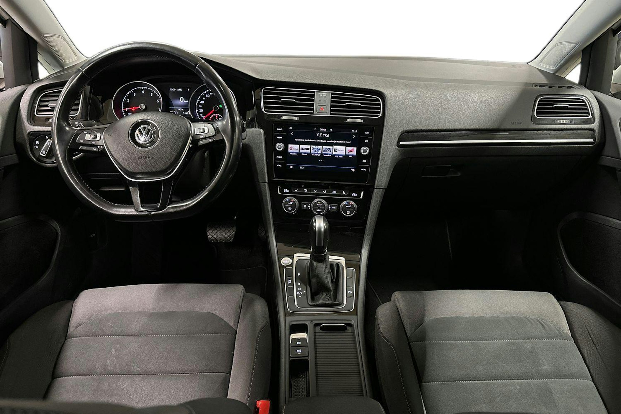 valkoinen Volkswagen Golf 2020 kuva 9.