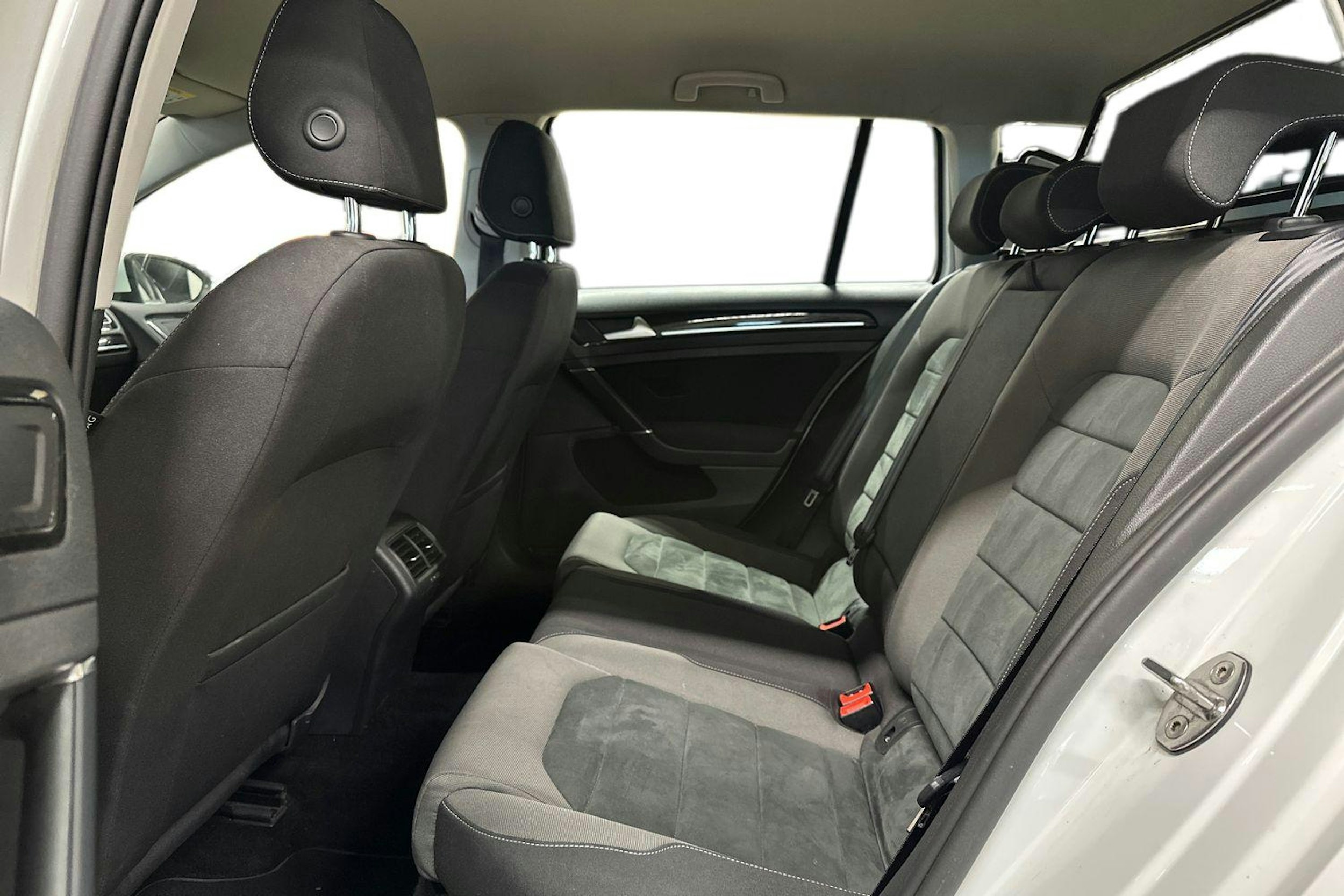 valkoinen Volkswagen Golf 2020 kuva 10.