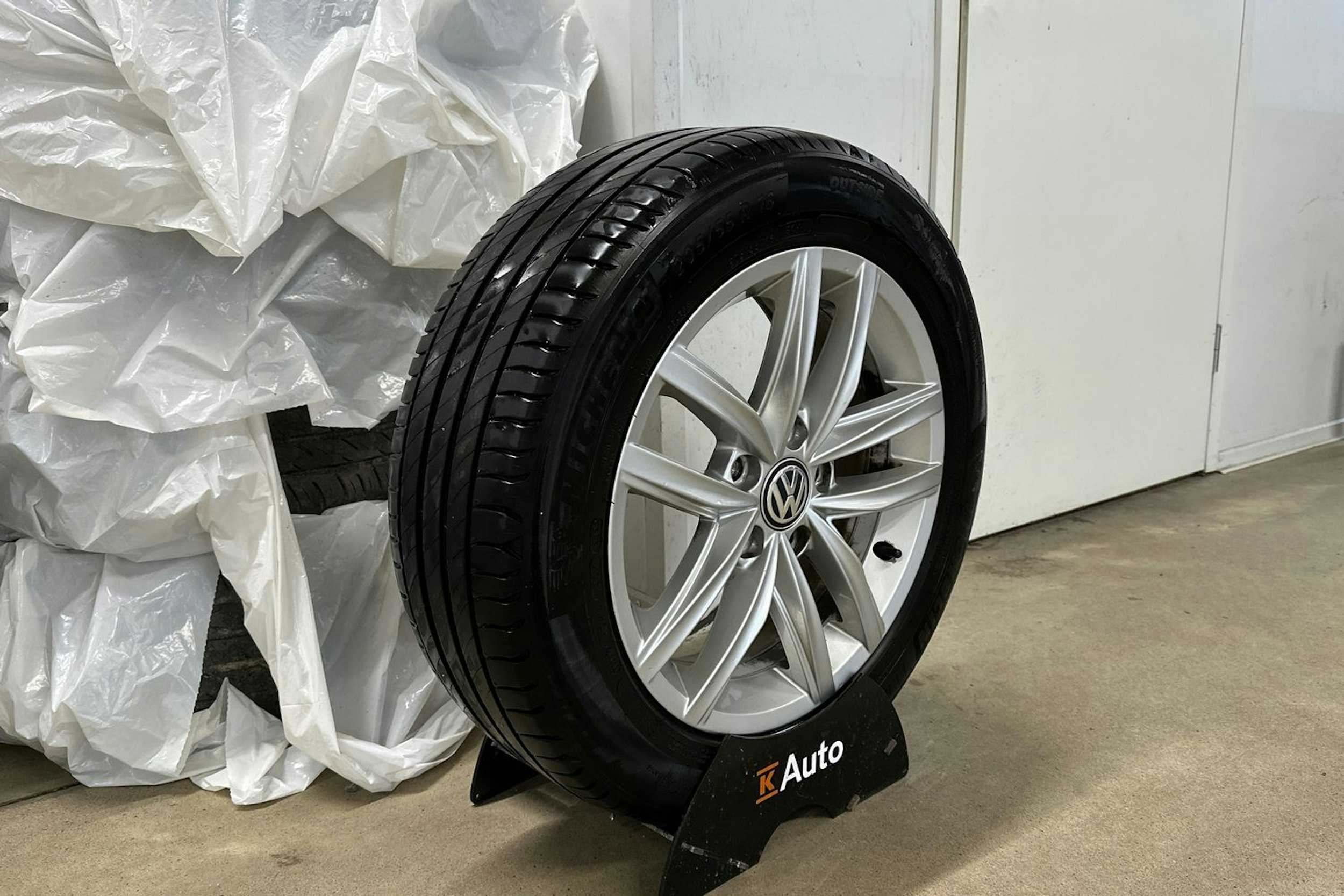 valkoinen Volkswagen Golf 2020 kuva 13.