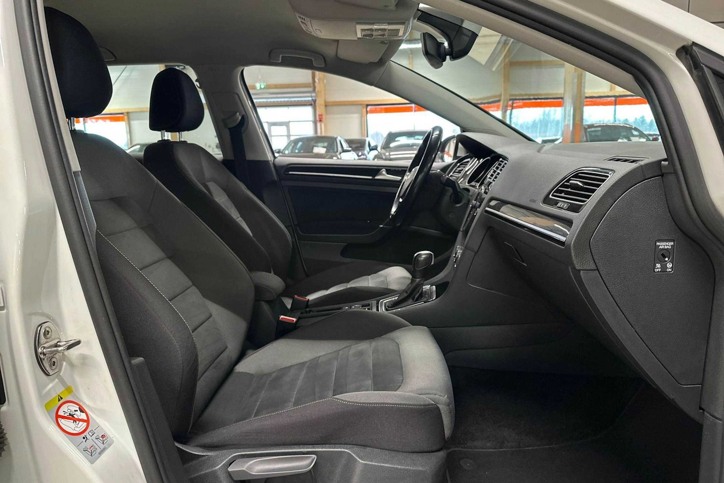 valkoinen Volkswagen Golf 2020 kuva 14.